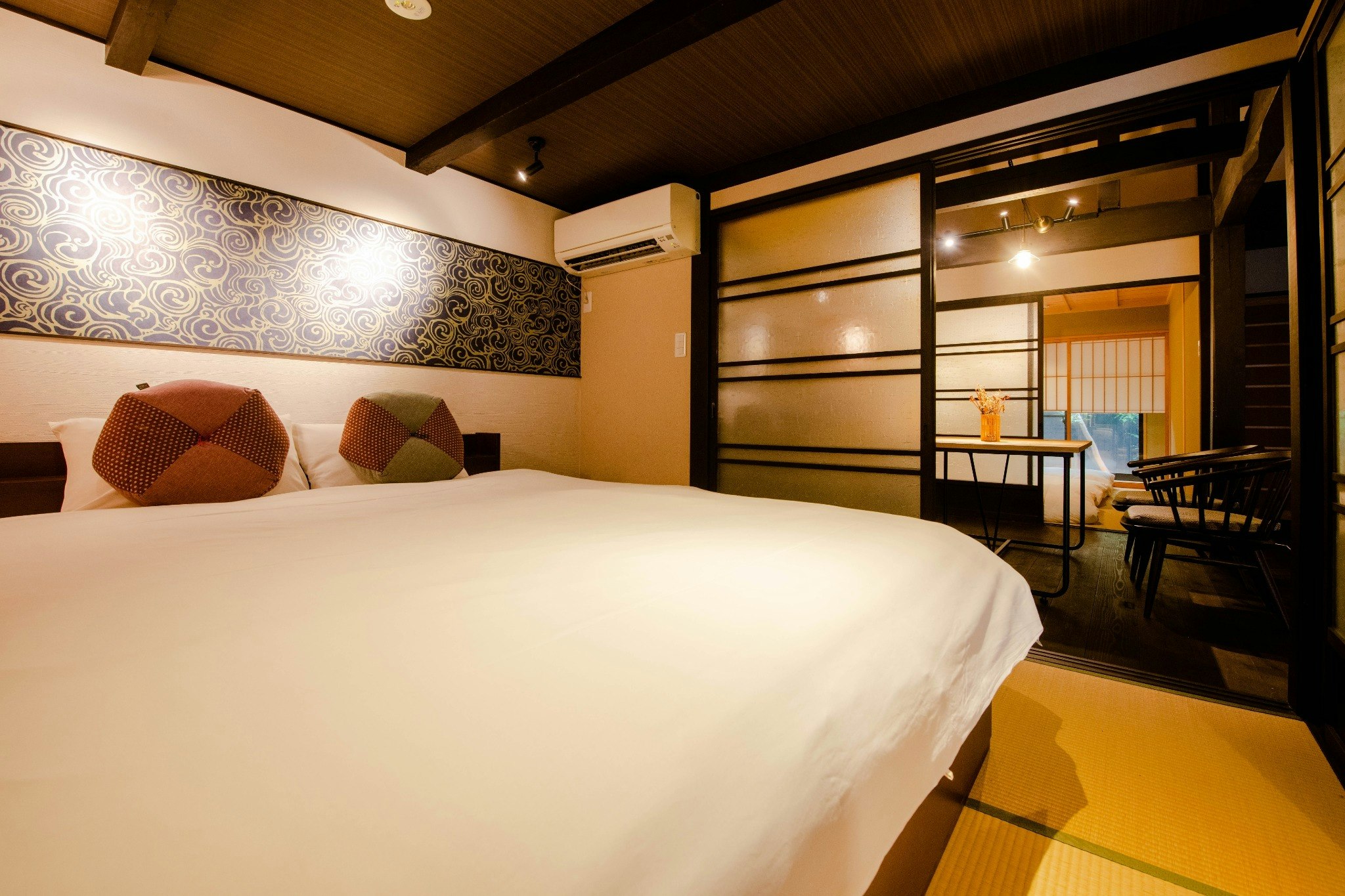 【二条白銀邸】洋室+和室、キッチンと小庭付きのお部屋