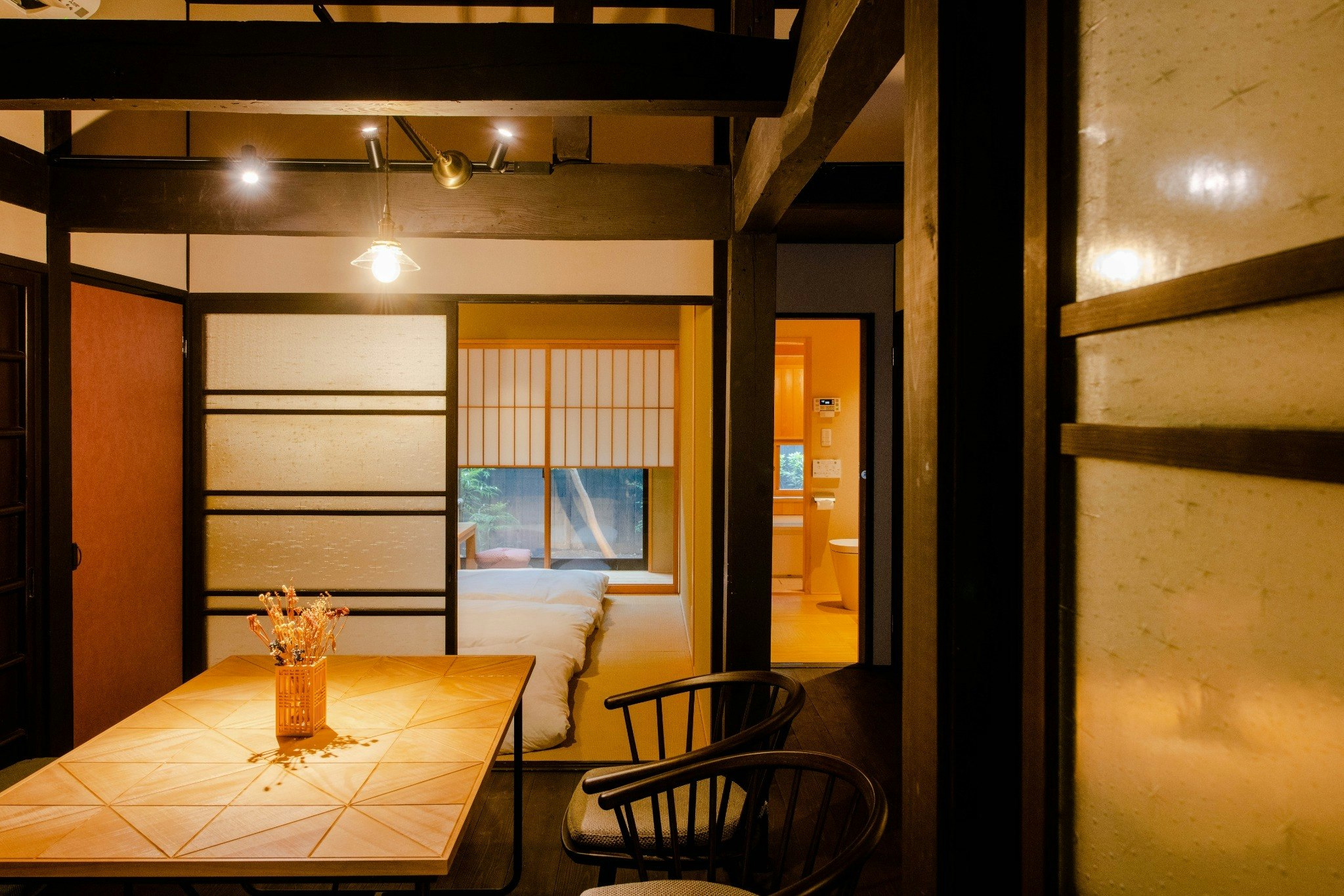 【二条白銀邸】洋室+和室、キッチンと小庭付きのお部屋