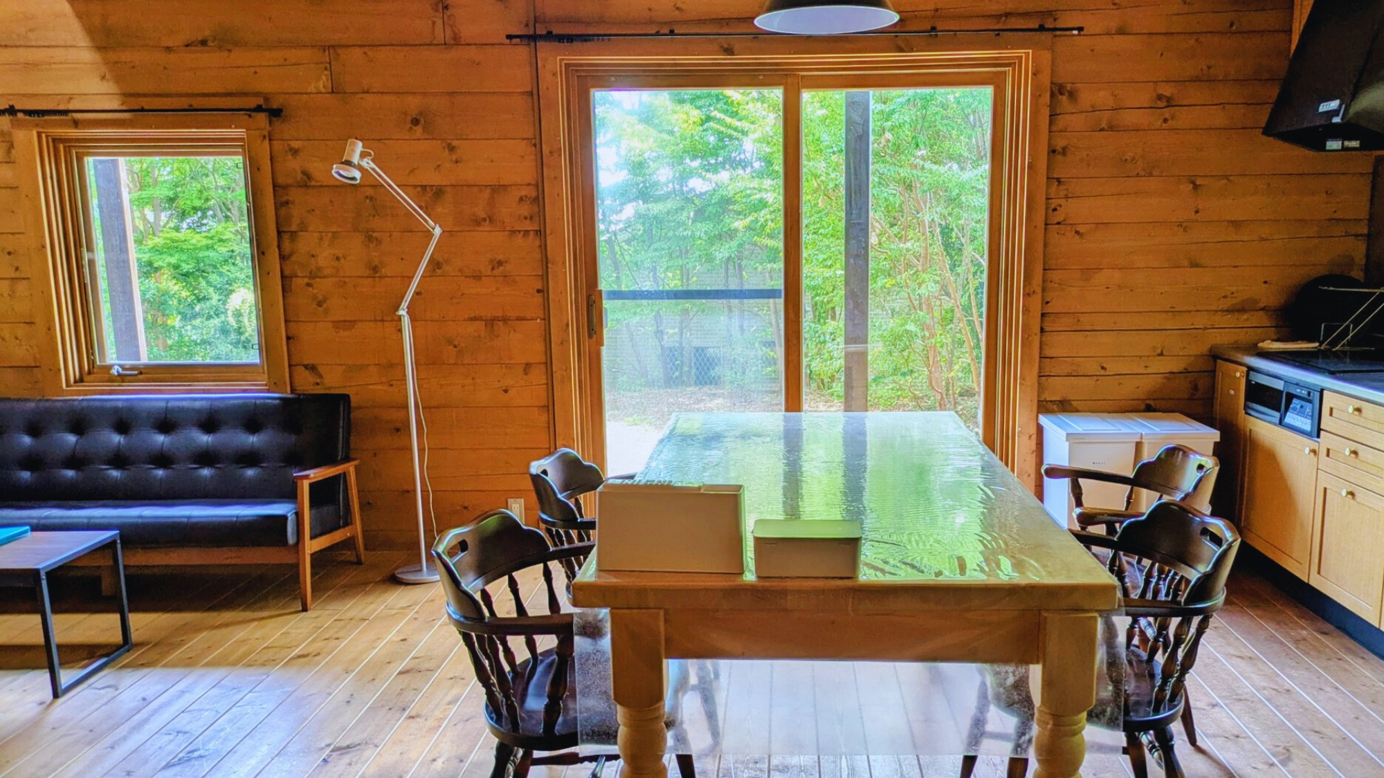 伊豆の高台に佇むログハウスの貸別荘 #グループや家族旅行におすすめ #広々リビング #BBQグリル付