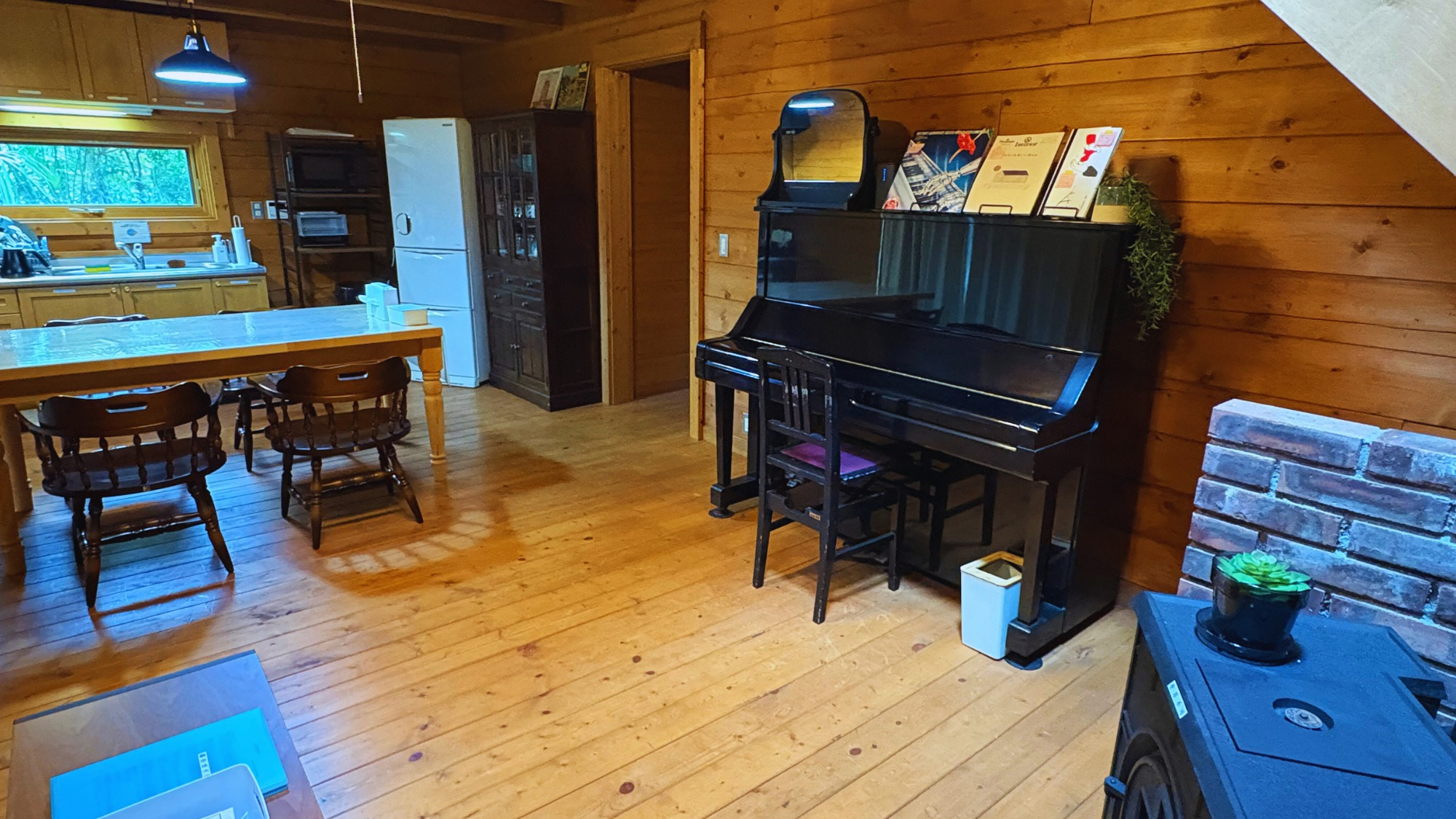 伊豆の高台に佇むログハウスの貸別荘 #グループや家族旅行におすすめ #広々リビング #BBQグリル付