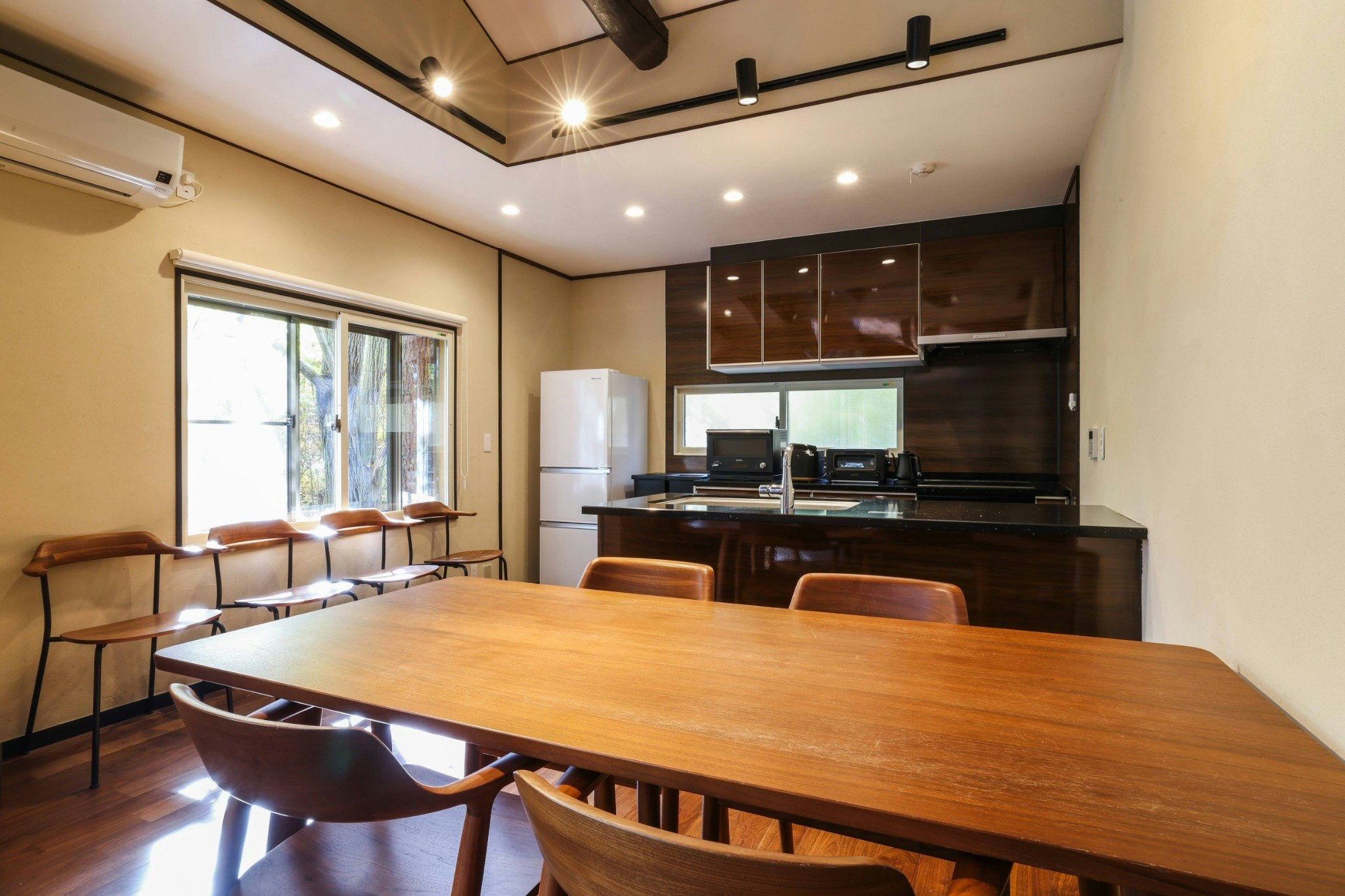 サウナ&BBQ付き、軽井沢の1000平米の広大な森に佇む一棟貸し宿