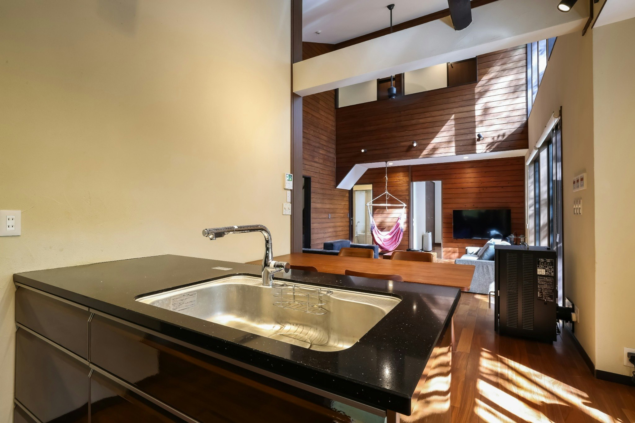 サウナ&BBQ付き、軽井沢の1000平米の広大な森に佇む一棟貸し宿