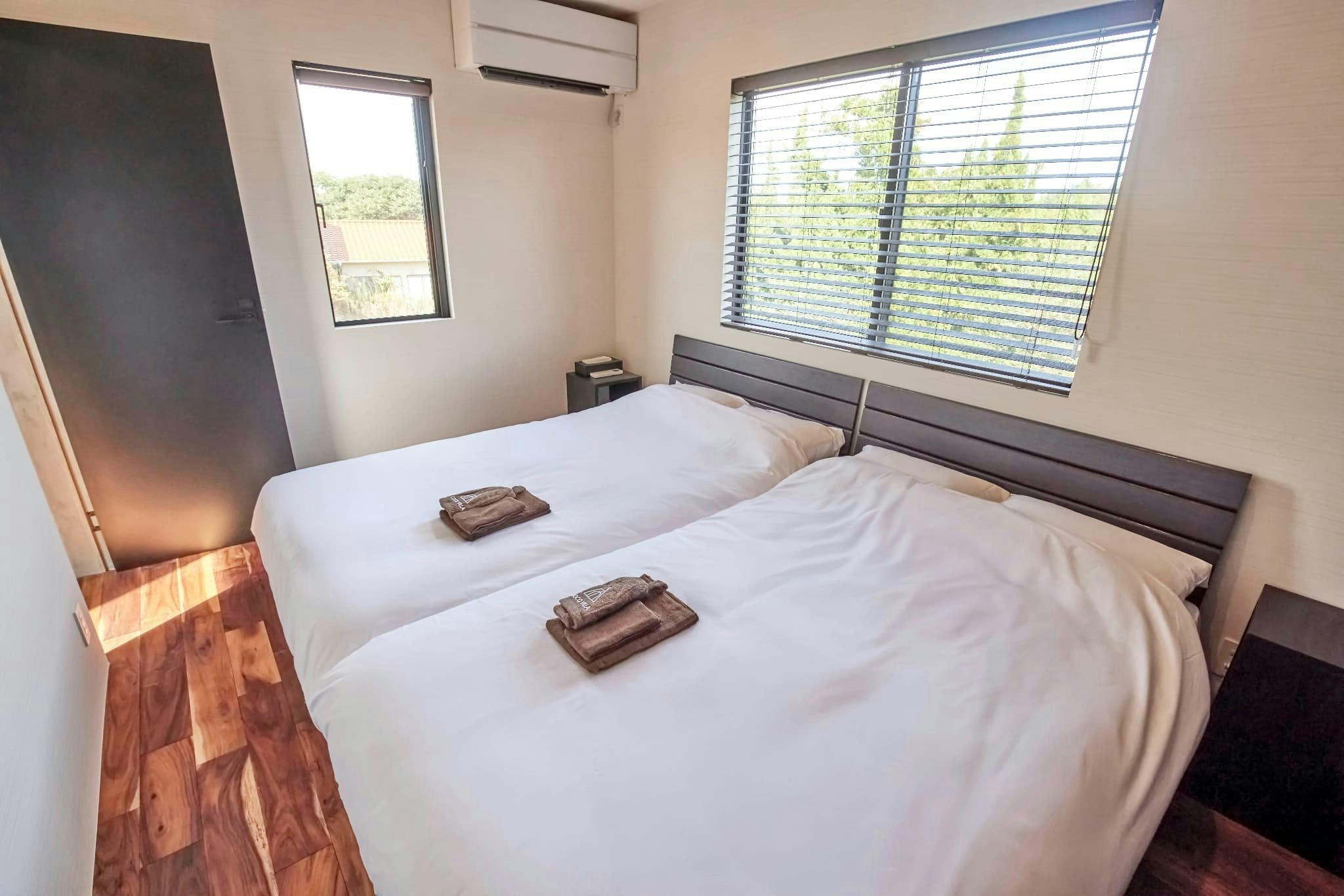 サウナ&BBQ&焚き火|ヤシの木に囲まれた、モダンと木の温もりが融合するデザイナーズヴィラ