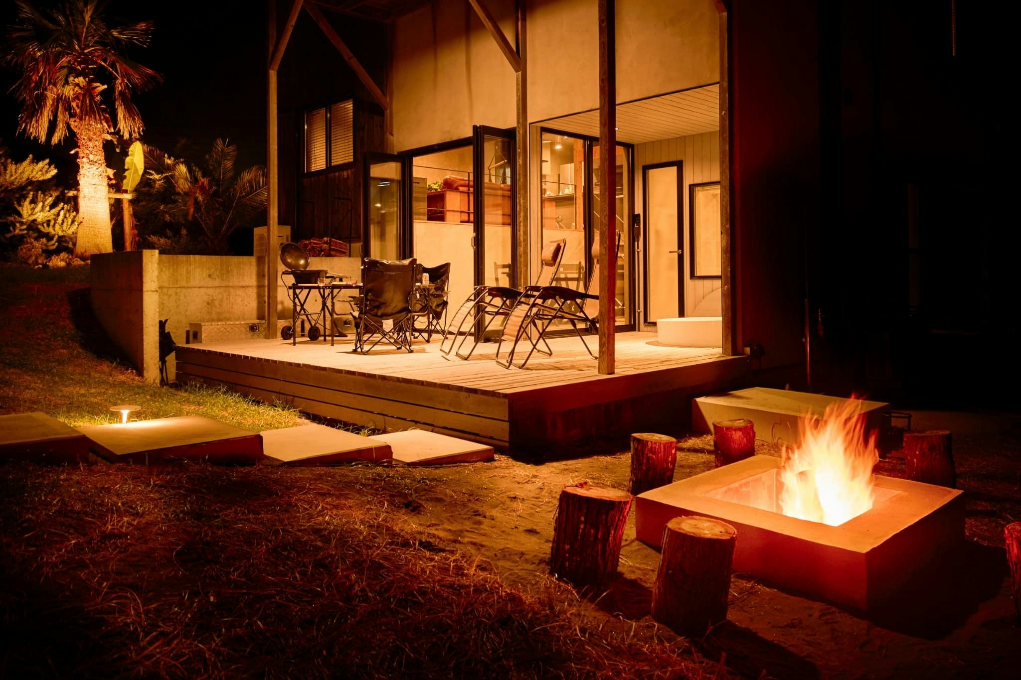 サウナ&BBQ&焚き火|ヤシの木に囲まれた、モダンと木の温もりが融合するデザイナーズヴィラ