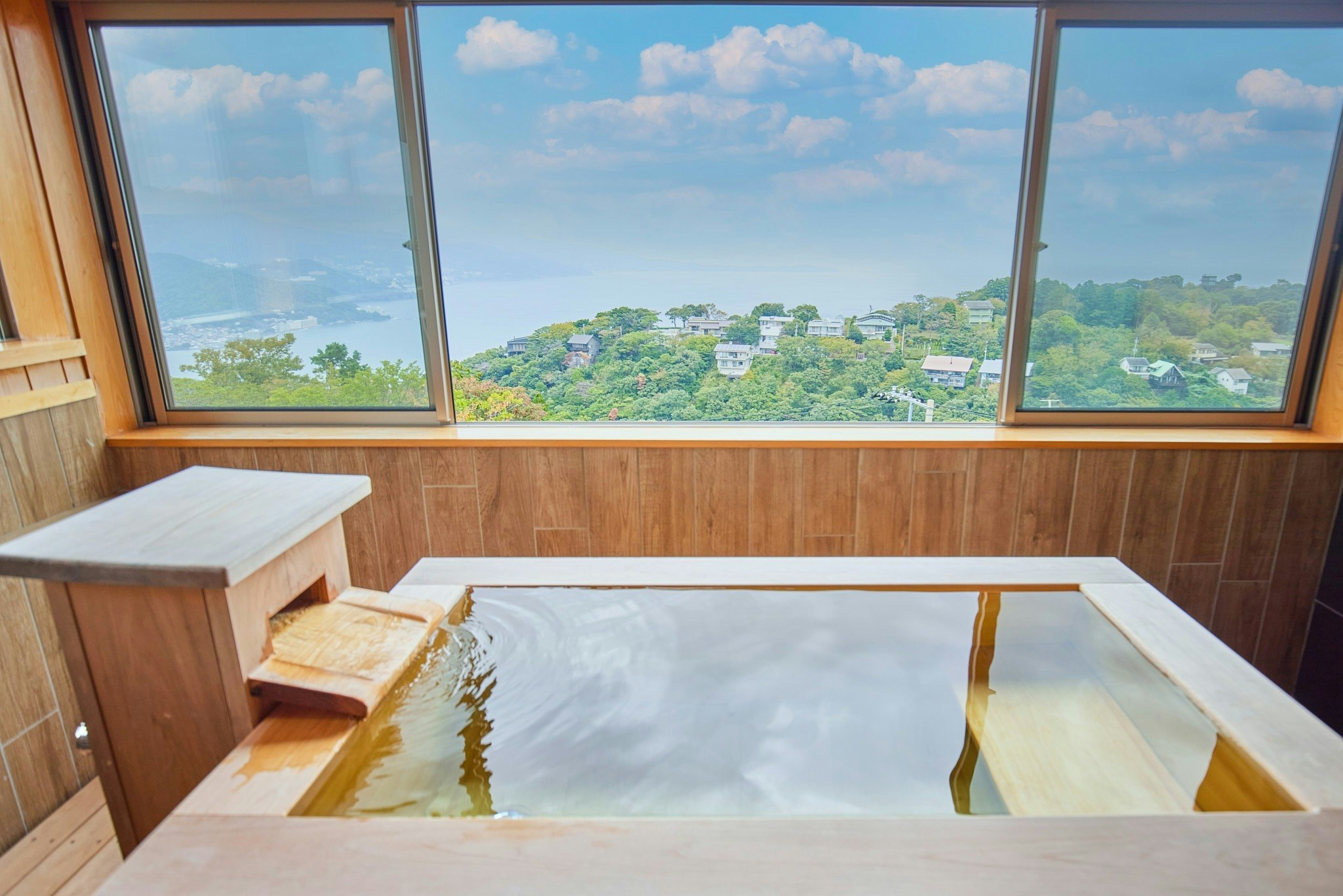 BBQとサウナ付き一棟貸し宿|海と空を見晴らす、高台の絶景ヴィラ