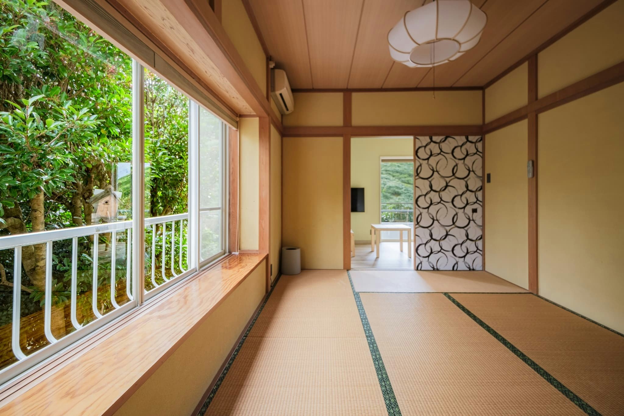 大室山ビュー最前列|圧巻の絶景、1日1組限定の一棟貸し宿で非日常ステイ