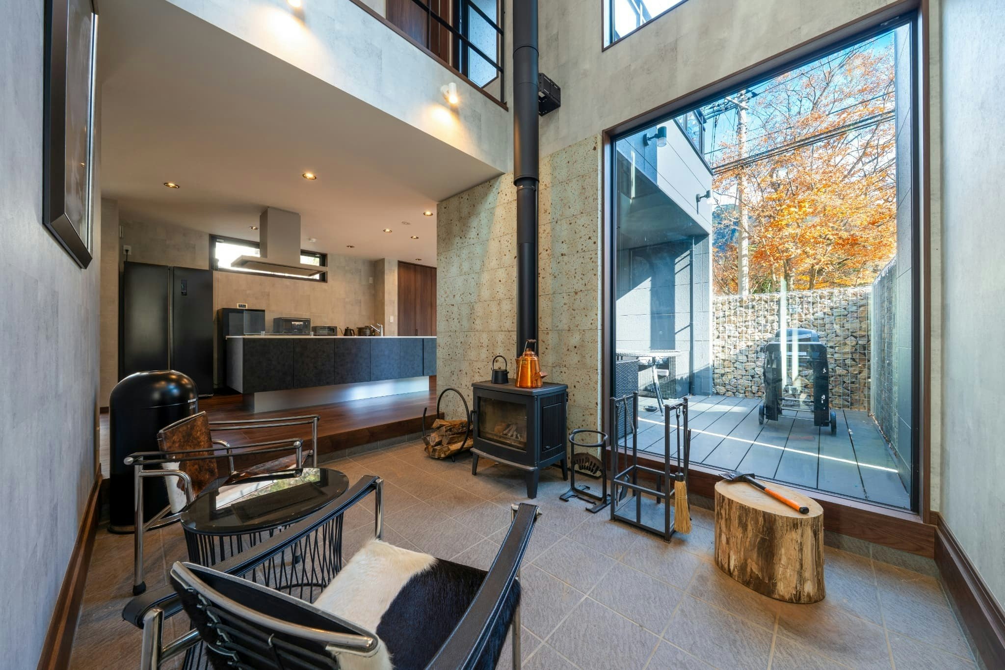 BBQ・プライベートサウナ・薪ストーブ|石積みのテラスと炎に癒やされるデザイナーズ貸別荘