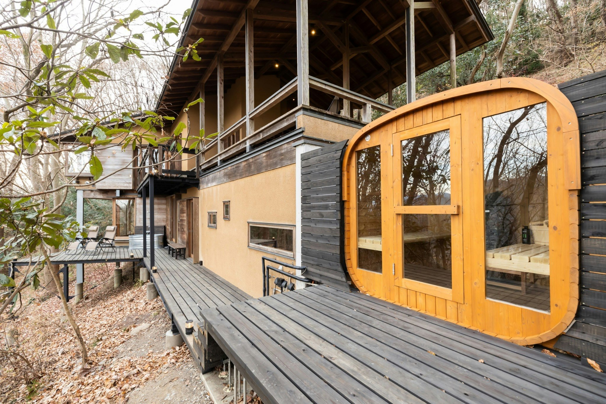 サウナ&BBQ付き、4000坪の山林にポツンと佇むデザイナーズ山荘