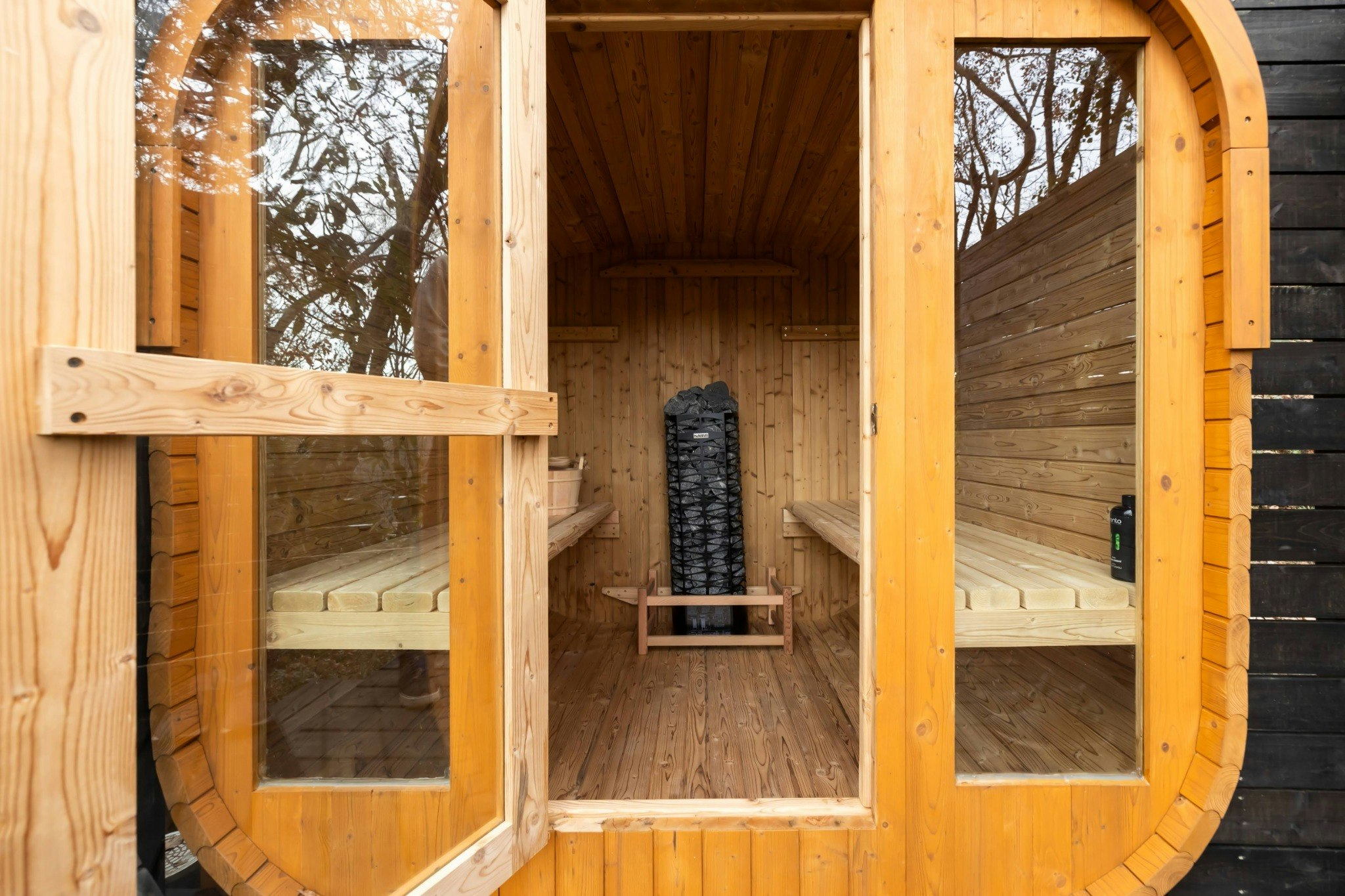 サウナ&BBQ付き、4000坪の山林にポツンと佇むデザイナーズ山荘