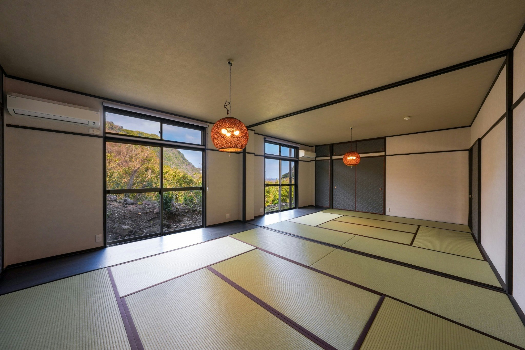 海まで徒歩2分、40畳の開放感|最大16名で泊まれるサウナ&BBQ完備のオーシャンビュー貸別荘