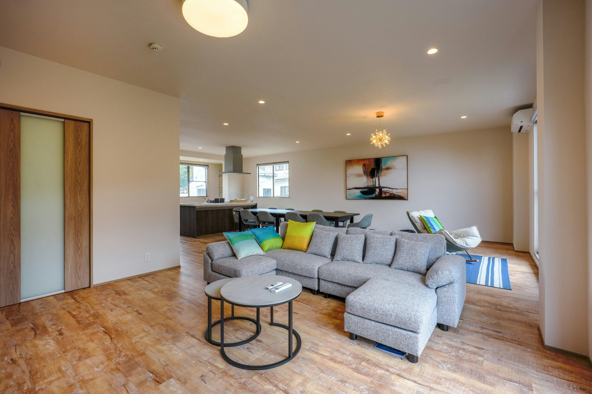 海まで徒歩2分、40畳の開放感|最大16名で泊まれるサウナ&BBQ完備のオーシャンビュー貸別荘