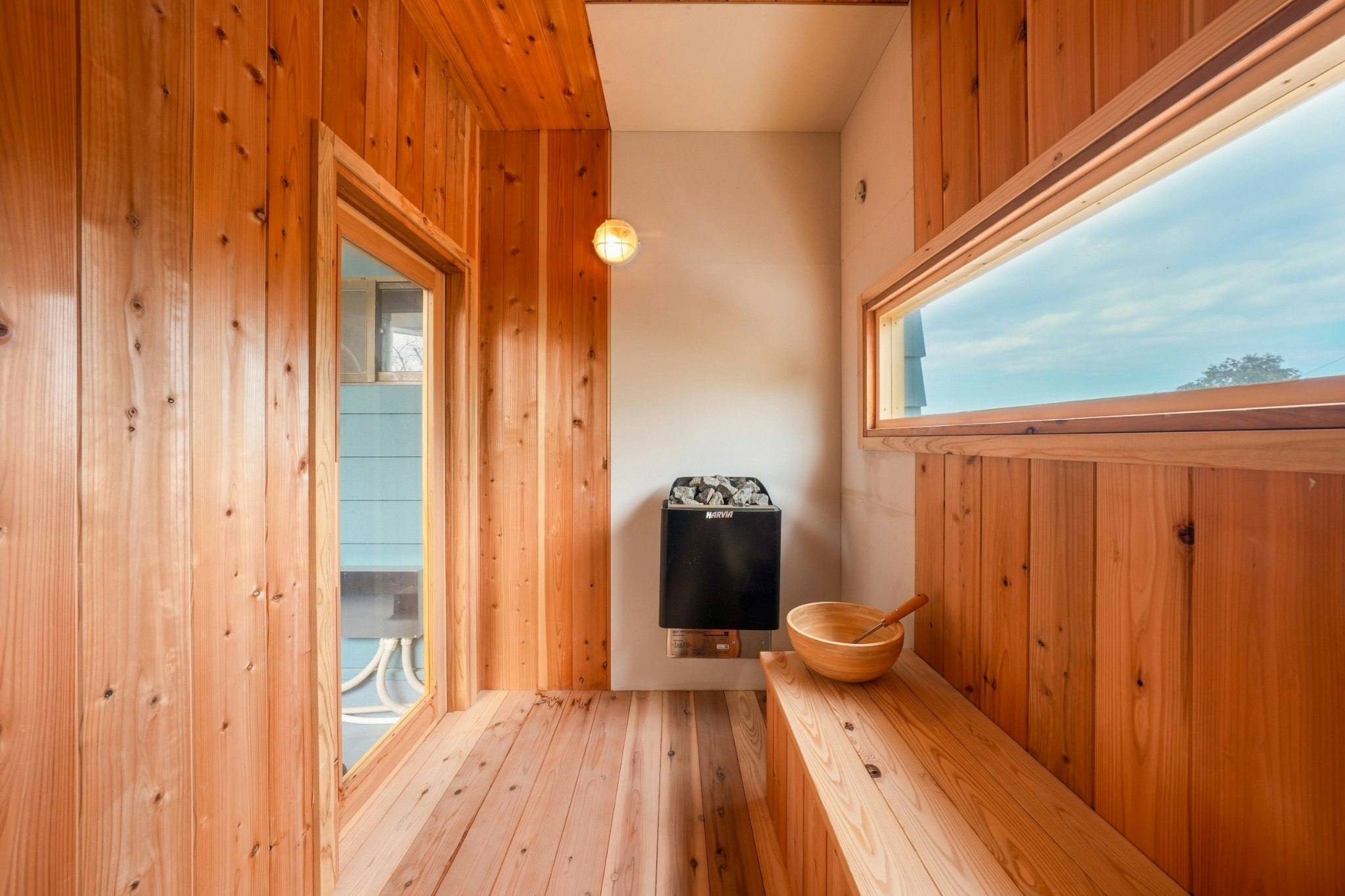 海まで徒歩2分、40畳の開放感|最大16名で泊まれるサウナ&BBQ完備のオーシャンビュー貸別荘