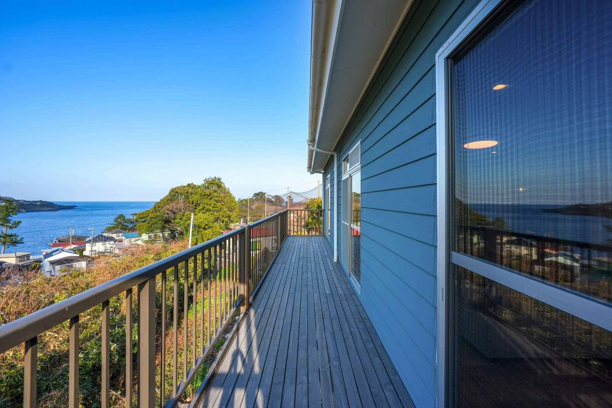 海まで徒歩2分、40畳の開放感|最大16名で泊まれるサウナ&BBQ完備のオーシャンビュー貸別荘
