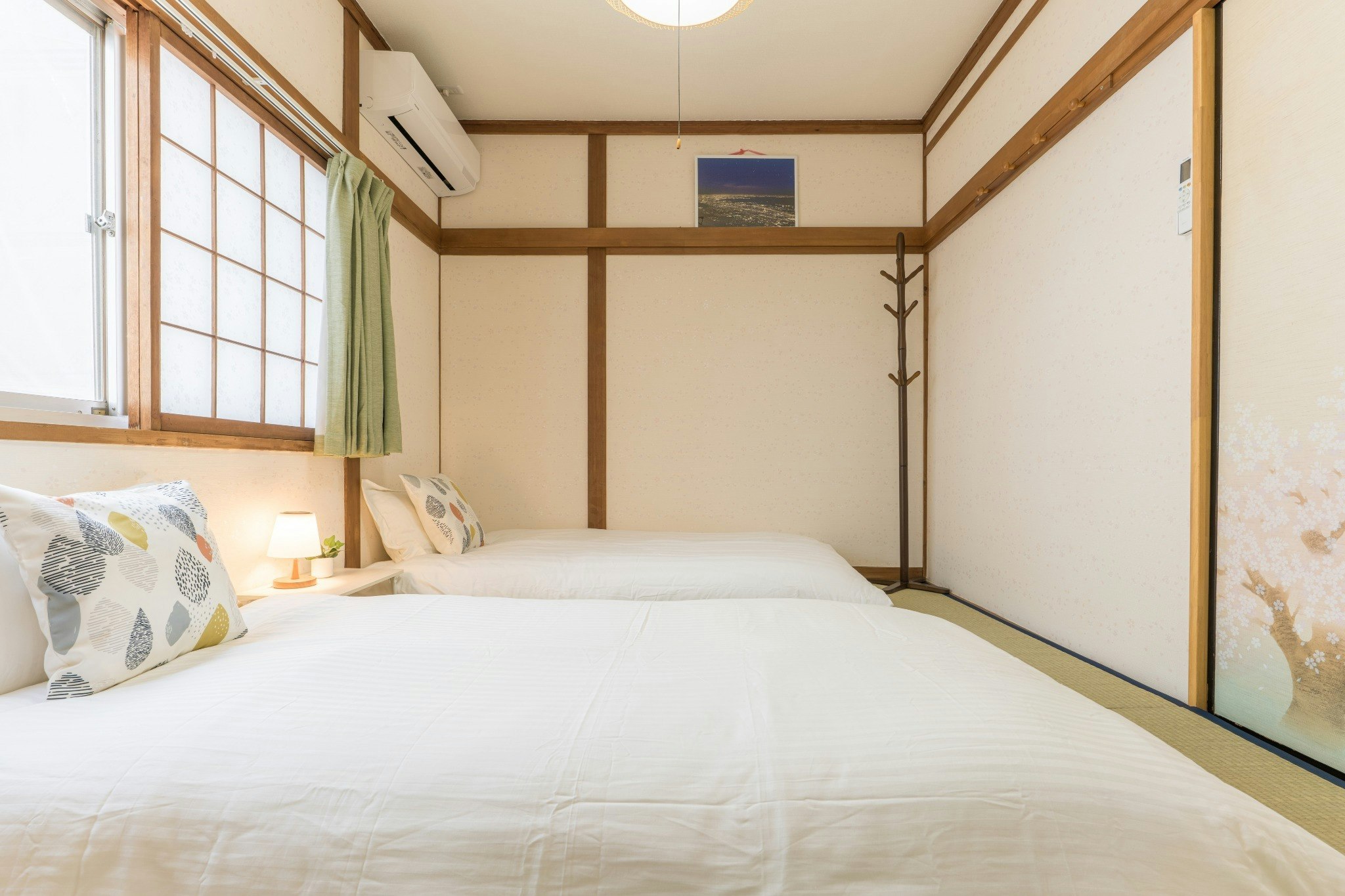 4 mins Metro to Namba, near  station, 2 toilets