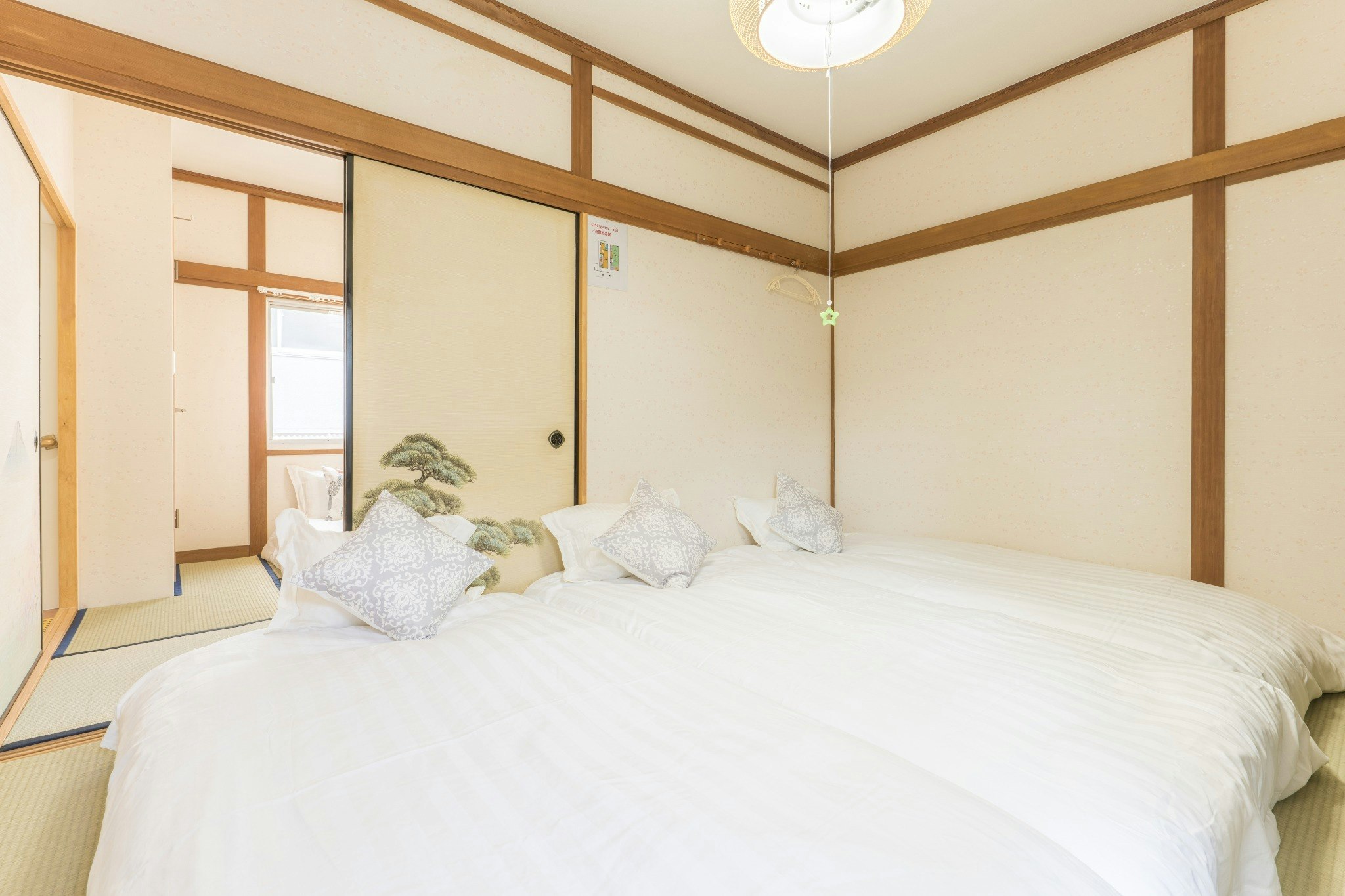 4 mins Metro to Namba, near  station, 2 toilets