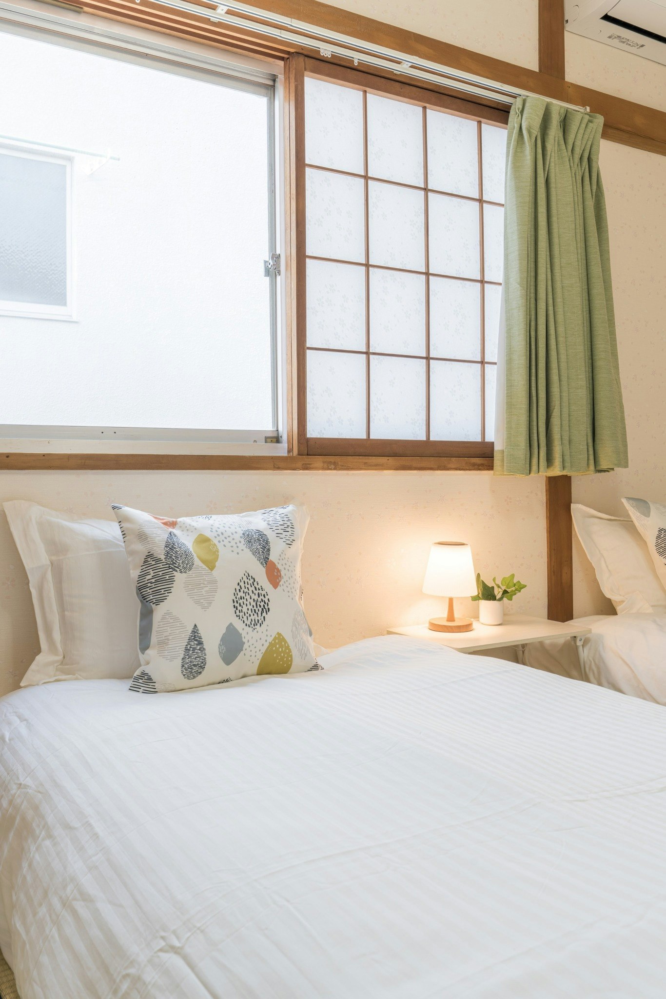 4 mins Metro to Namba, near  station, 2 toilets