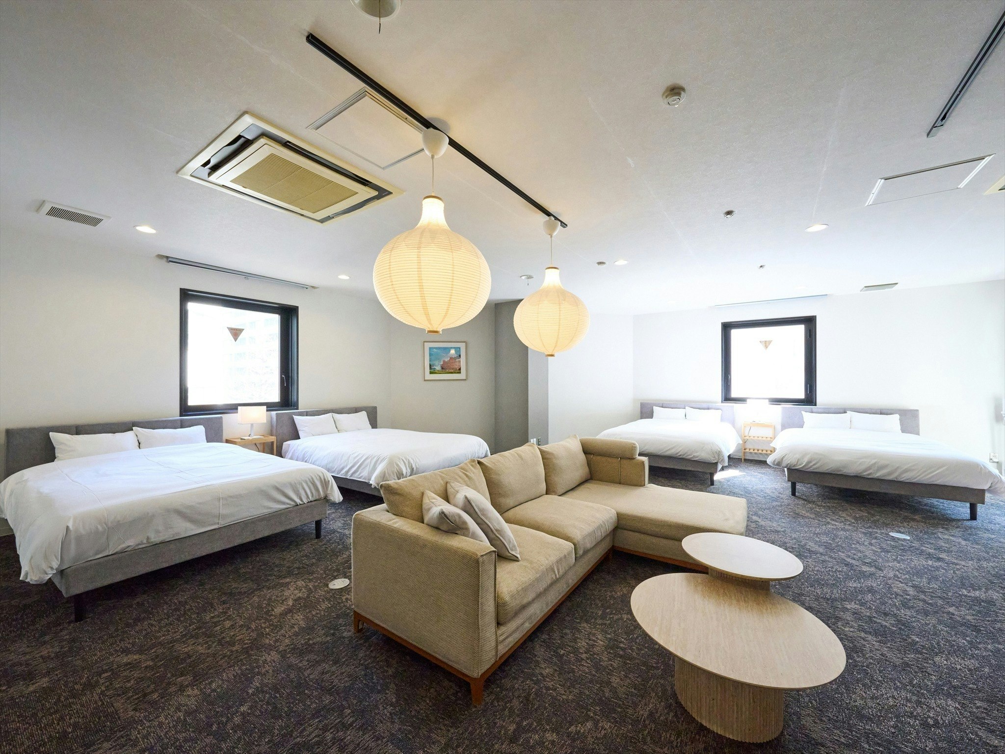 関内ど真ん中、75m2を“みんなのリビング”に。8名で泊まれるダブル4台の広々ワンルーム
