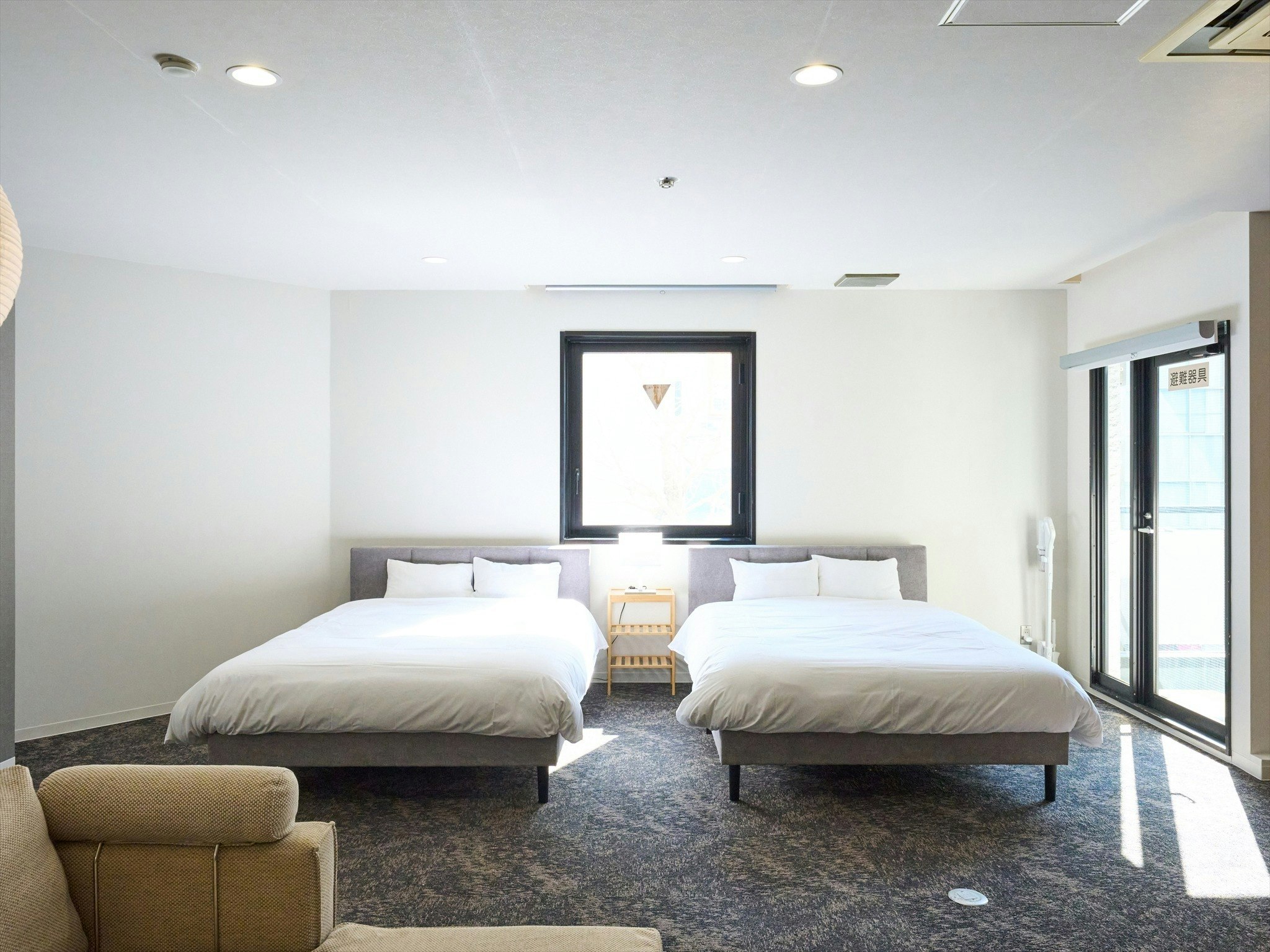 関内ど真ん中、75m2を“みんなのリビング”に。8名で泊まれるダブル4台の広々ワンルーム