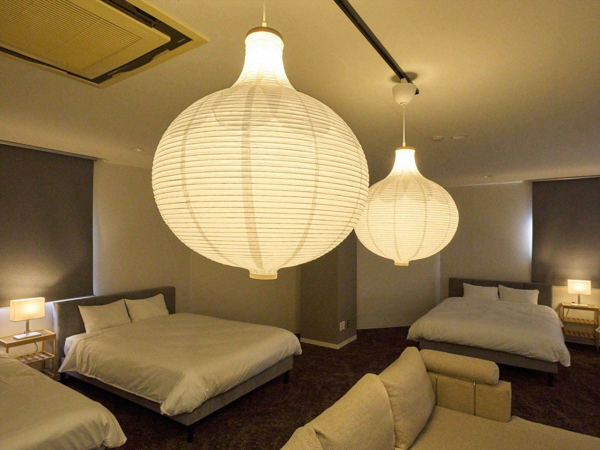 関内ど真ん中、75m2を“みんなのリビング”に。8名で泊まれるダブル4台の広々ワンルーム