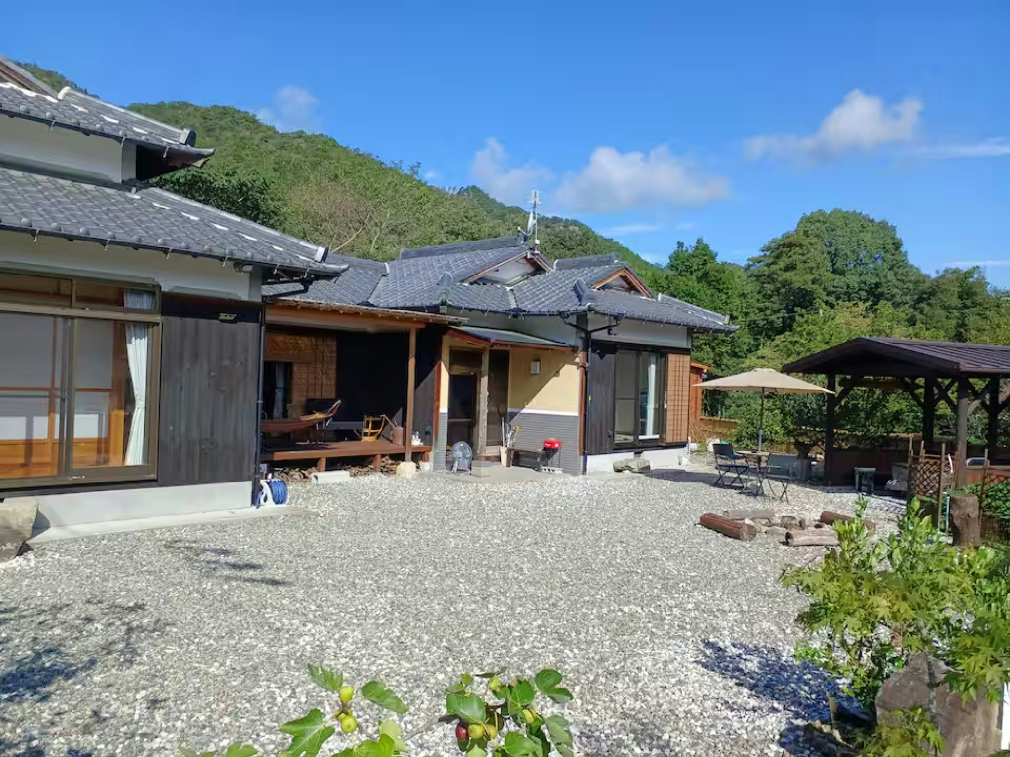 愛犬と日本家屋のまるまる貸別荘/BBQ!囲炉裏部屋にバレルサウナ!露天風呂とドックラン!森湖畔癒し宿