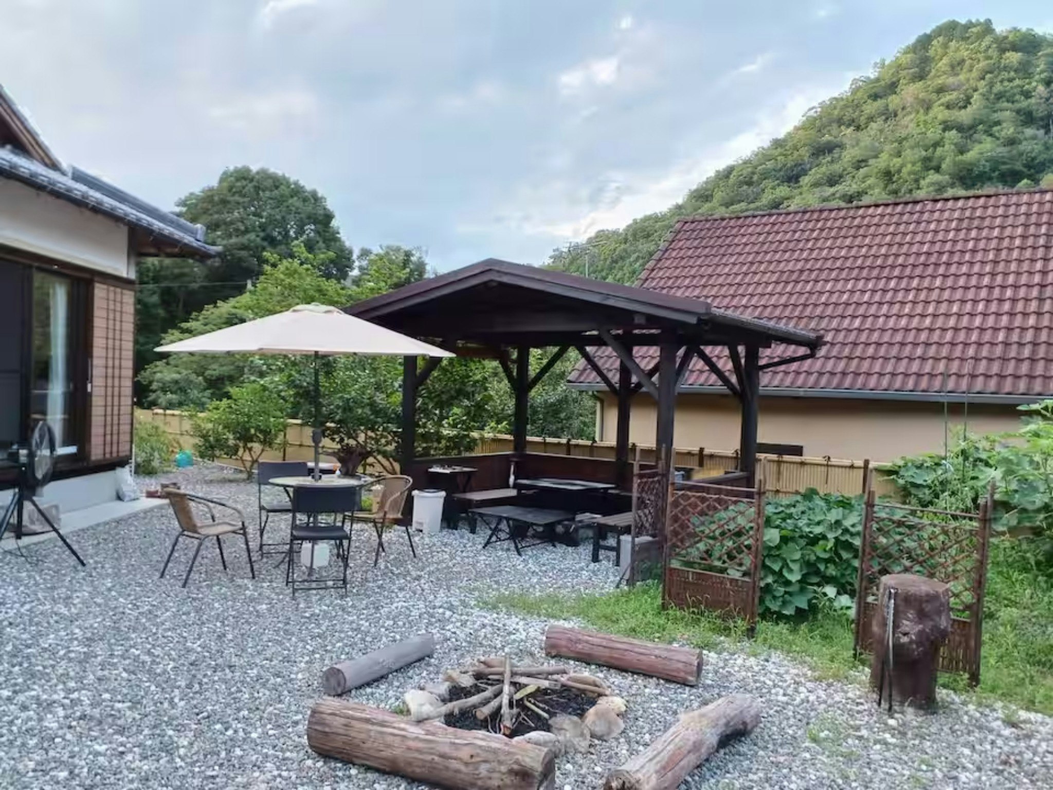 愛犬と日本家屋のまるまる貸別荘/BBQ!囲炉裏部屋にバレルサウナ!露天風呂とドックラン!森湖畔癒し宿