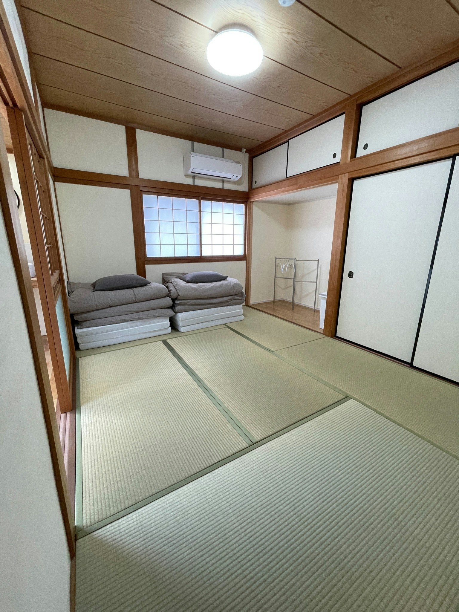 い草の香。どこか懐かしい、こじんまりした「畳の部屋」で過ごす非日常、海まで徒歩約1分の和風のお部屋