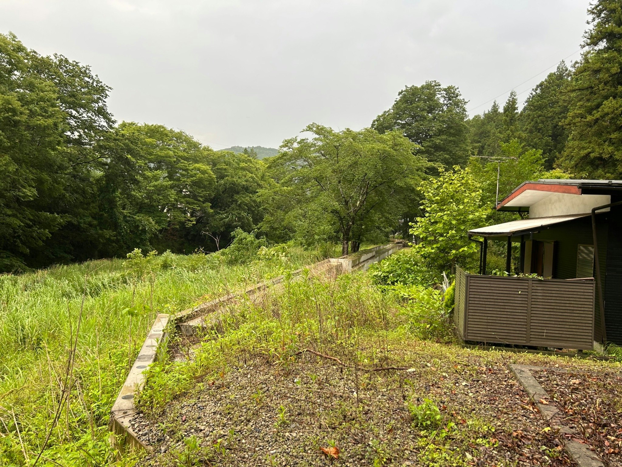 蛍川平家建 清流に面す雄大絶景