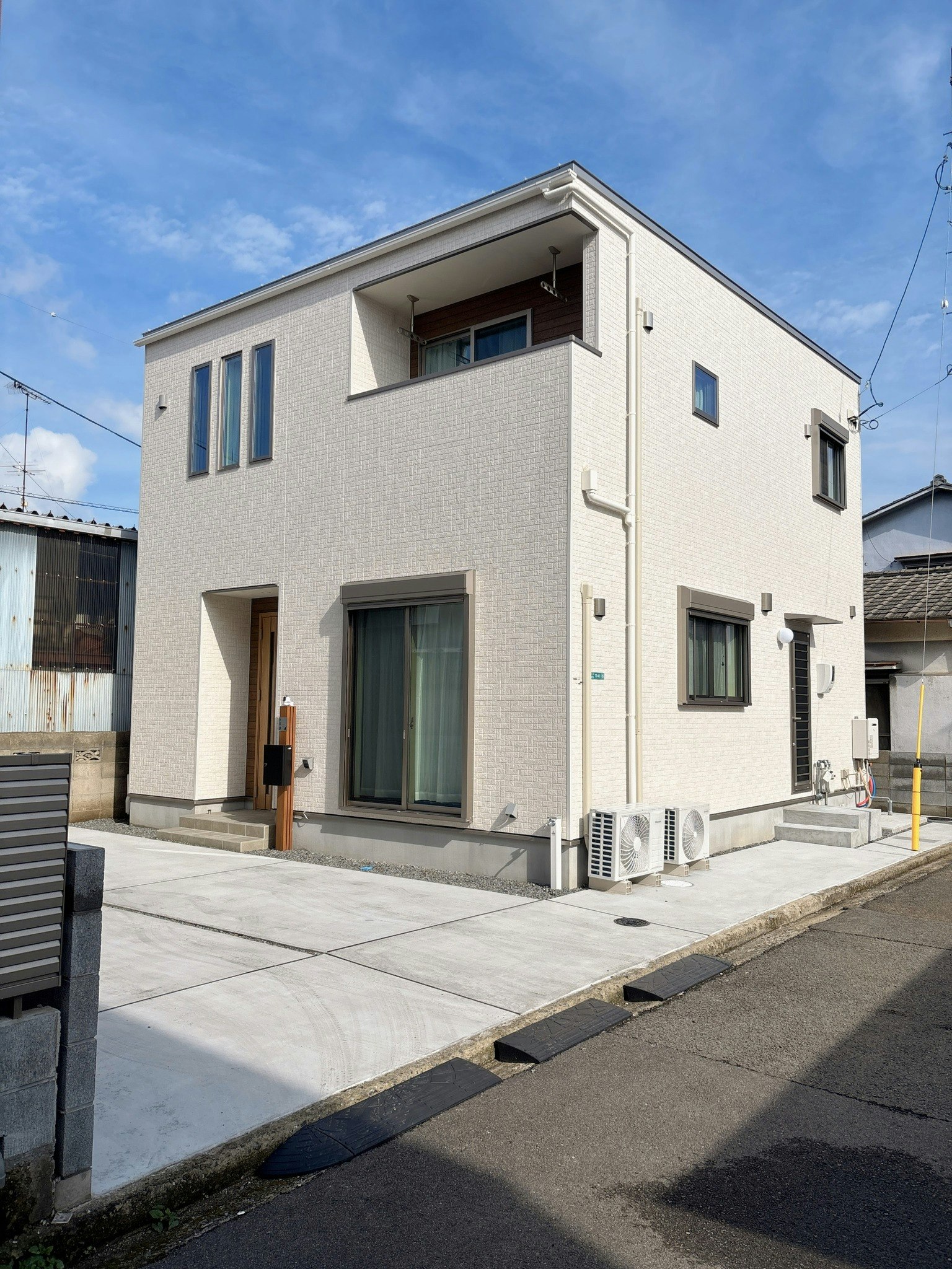最大12名|新築一棟貸切|無料駐車場2台|トイレ2つ・洗面2つ|松山