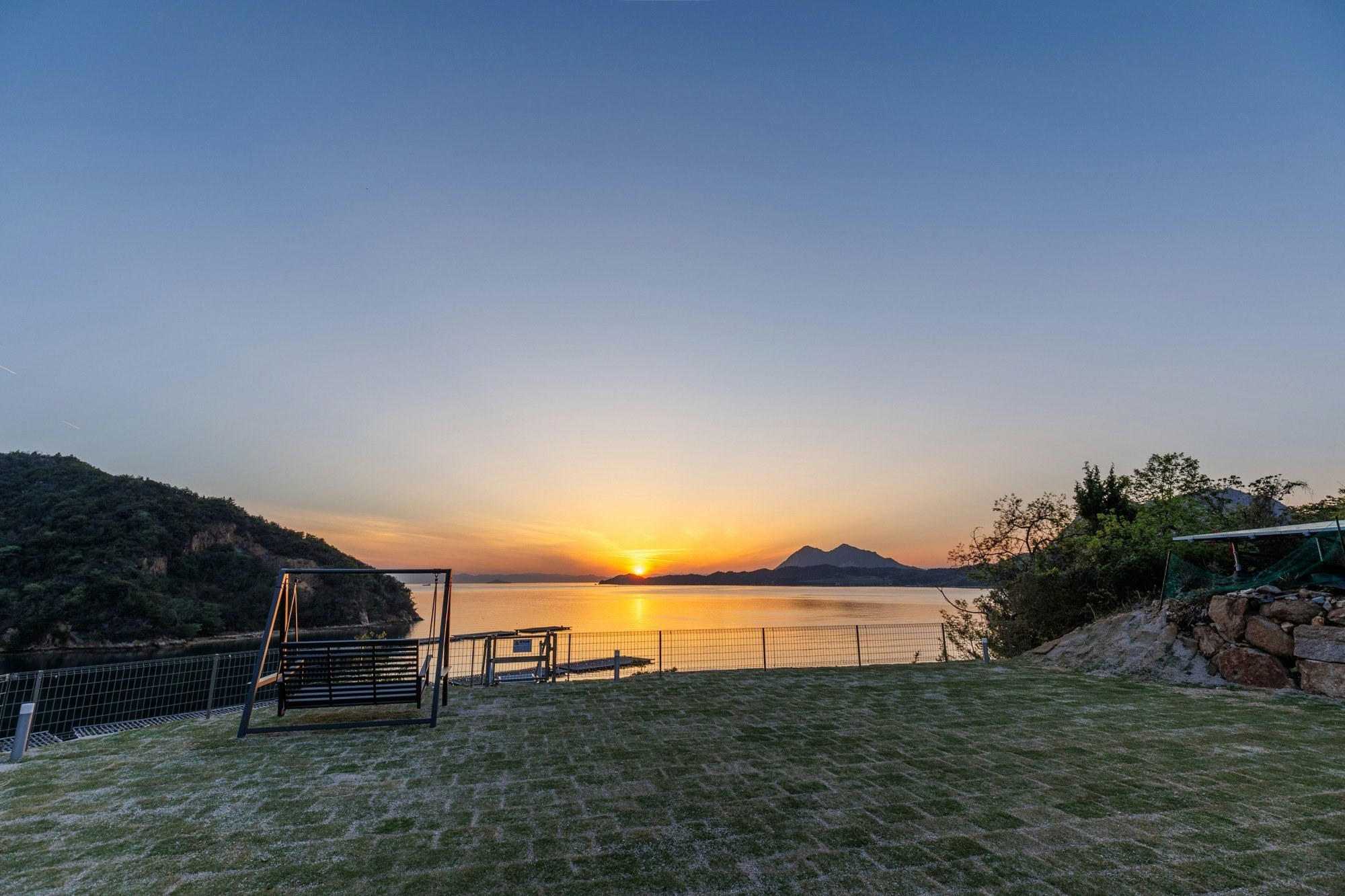 【広島県倉橋島】海辺の絶景を独り占めの一軒家 光と風が織り成すオンリーワンのくつろぎ空間