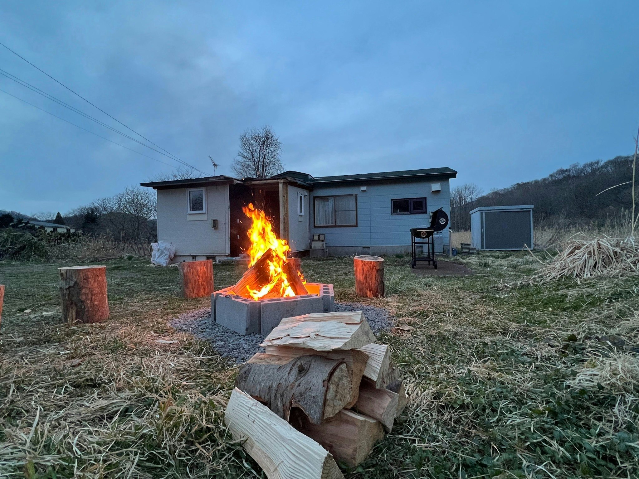 焚き火と大型テントを楽しむ、BBQ設備付き・ペットOKの秘密基地|北海道の隠れ家ステイ