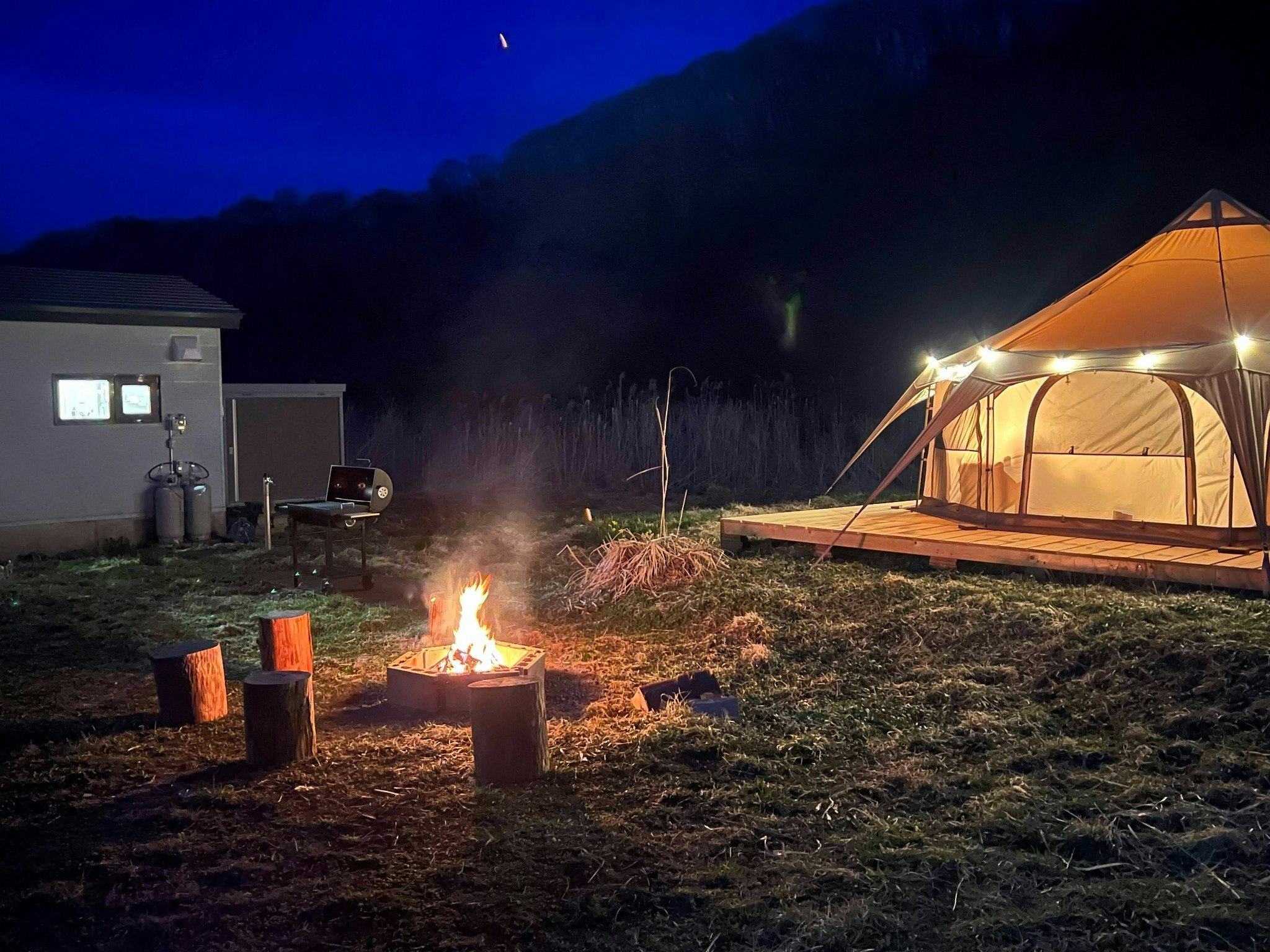 焚き火と大型テントを楽しむ、BBQ設備付き・ペットOKの秘密基地|北海道の隠れ家ステイ