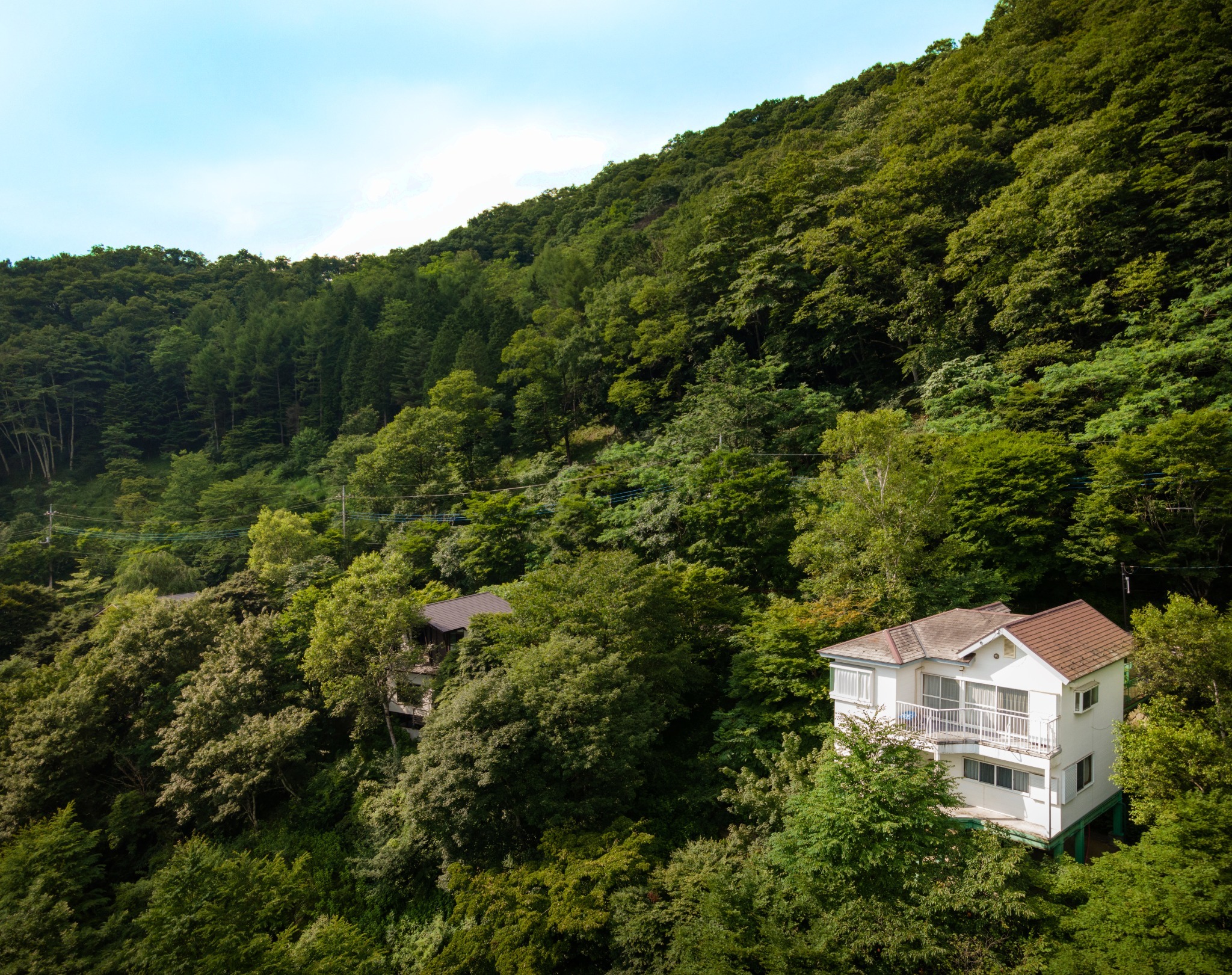 南軽井沢にある森の中の別荘。眺望、通信カラオケ、デッキでのBBQ 施設全景