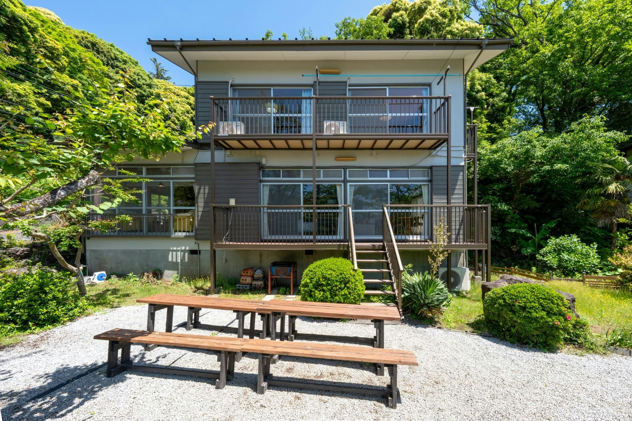 桜並木を望む伊豆高原の貸切宿|鉱石温泉・BBQ・大画面シアター