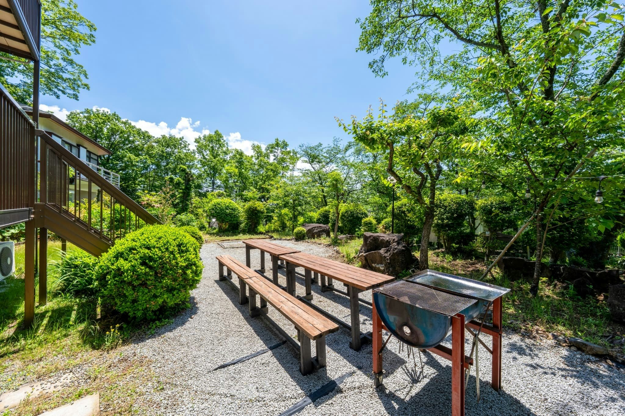 桜並木を望む伊豆高原の貸切宿|鉱石温泉・BBQ・大画面シアター