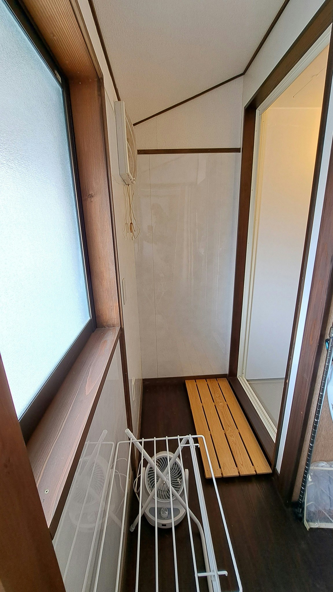 白を基調とした清潔な室内に2つのベッド。1人、または2名での宿泊に最適な宿。