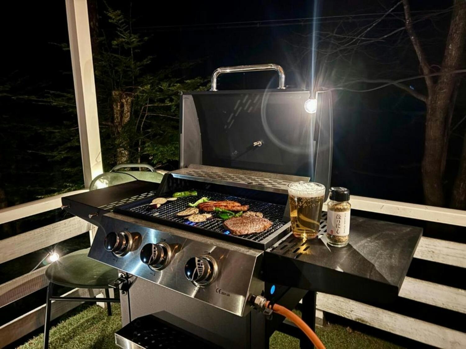 【北軽井沢】森の秘密基地を一棟貸切。ピザ窯・燻製・BBQ・映画鑑賞。最大15人で遊び尽くすログハウス