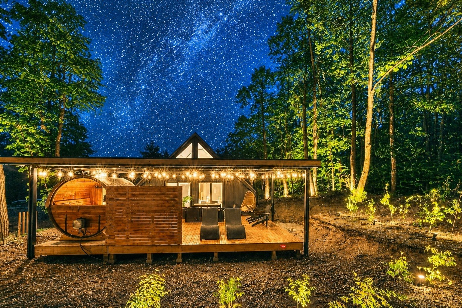 2026年7月新築・24時間サウナ・ジャグジー・BBQ・屋根付ウッドデッキ・敷地900m2の森の庭付
