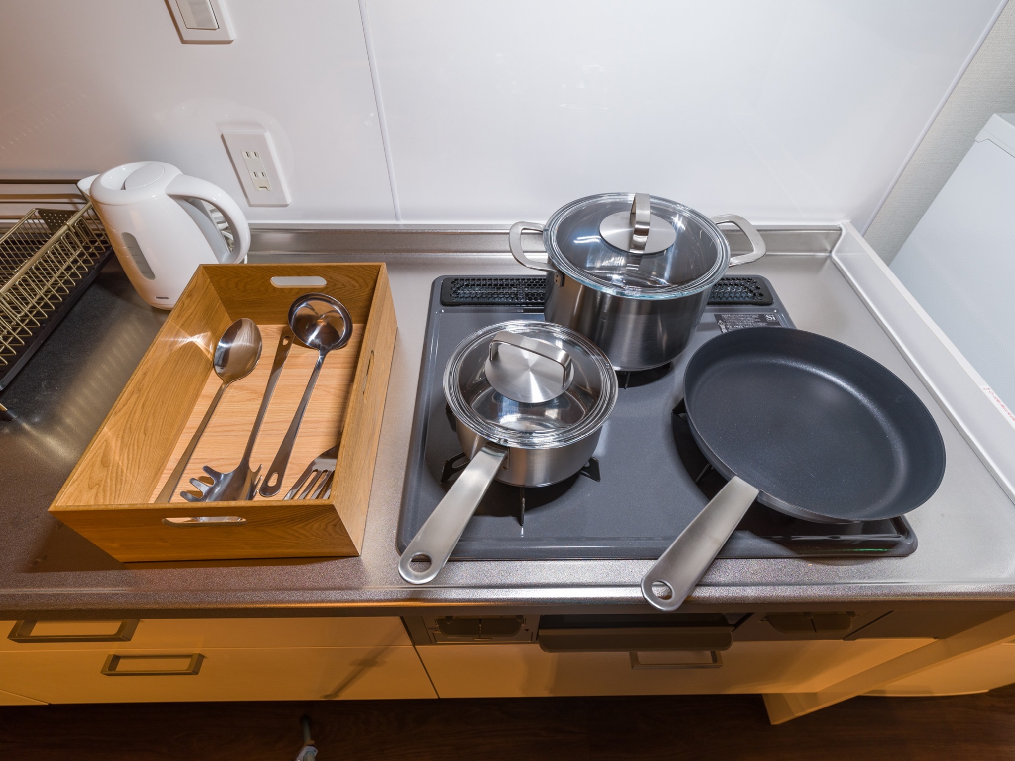 ・【キッチン】3口コンロ付きの広々としたキッチンで、快適に調理を楽しめます