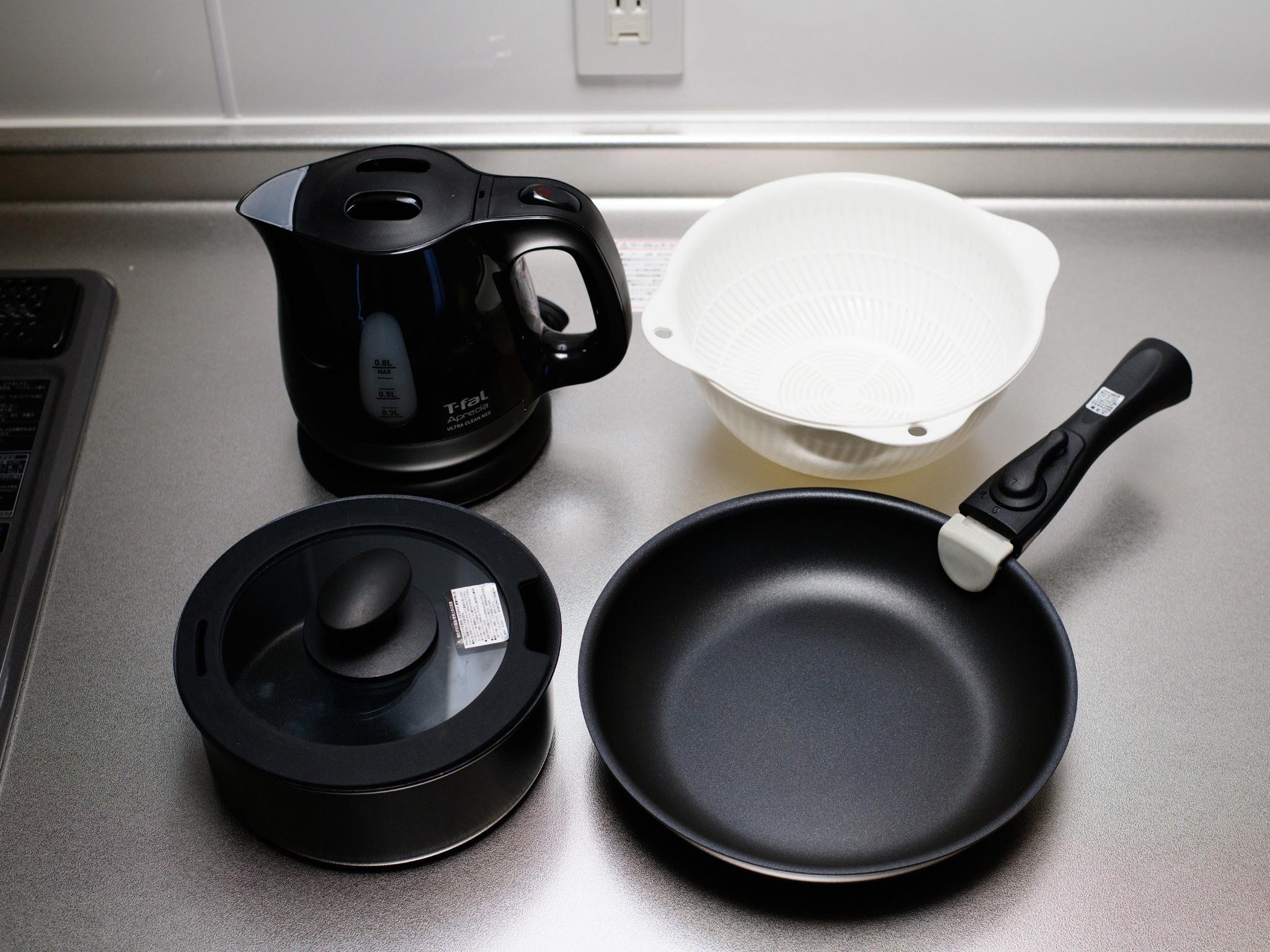 ・【キッチン】取っ手がとれる鍋&フライパン、電気ケトルなどの調理道具をご用意しております