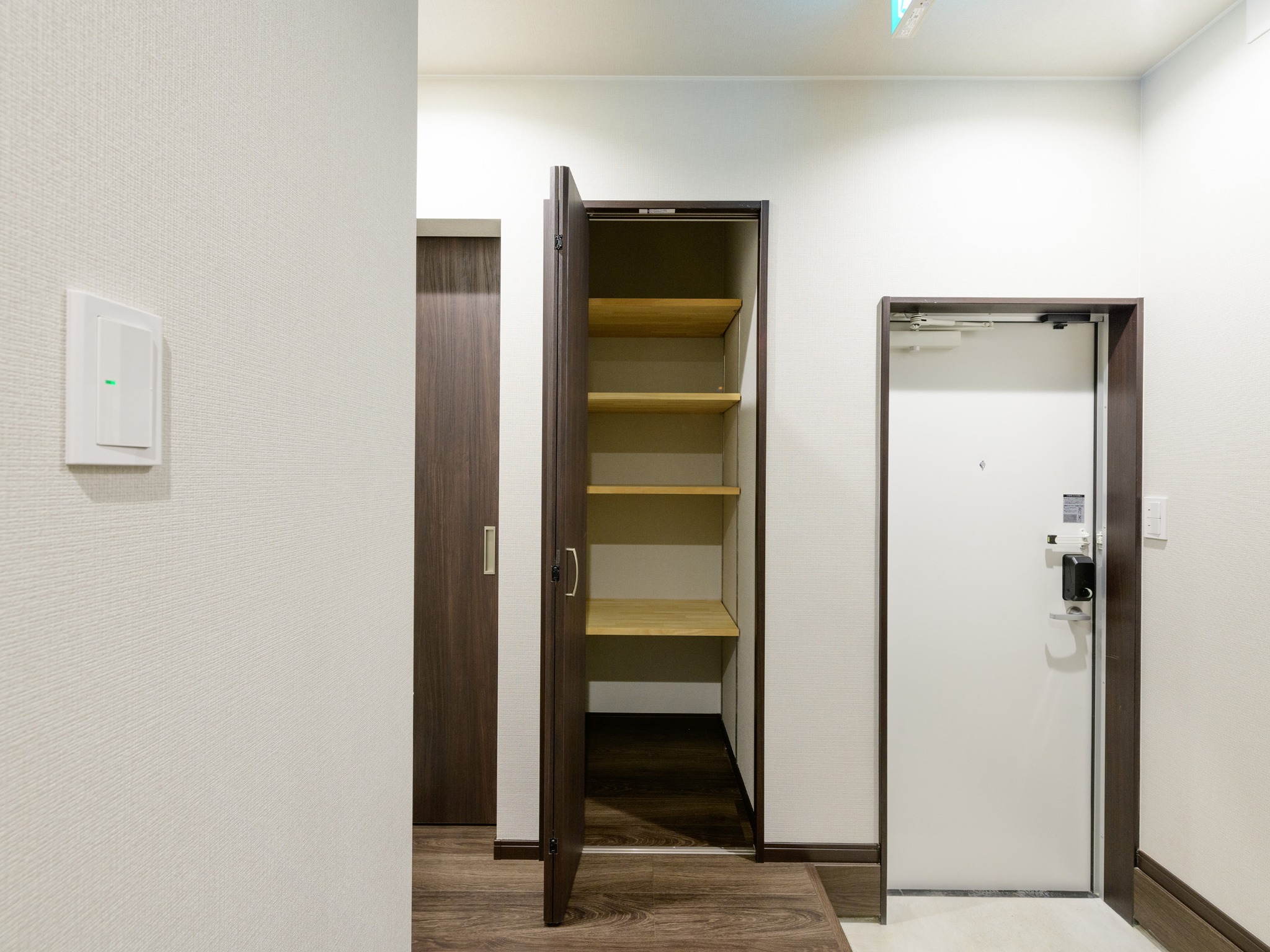 ・【玄関】シューズクローゼットがあるので、大人数での滞在でも靴をすっきり収納できます