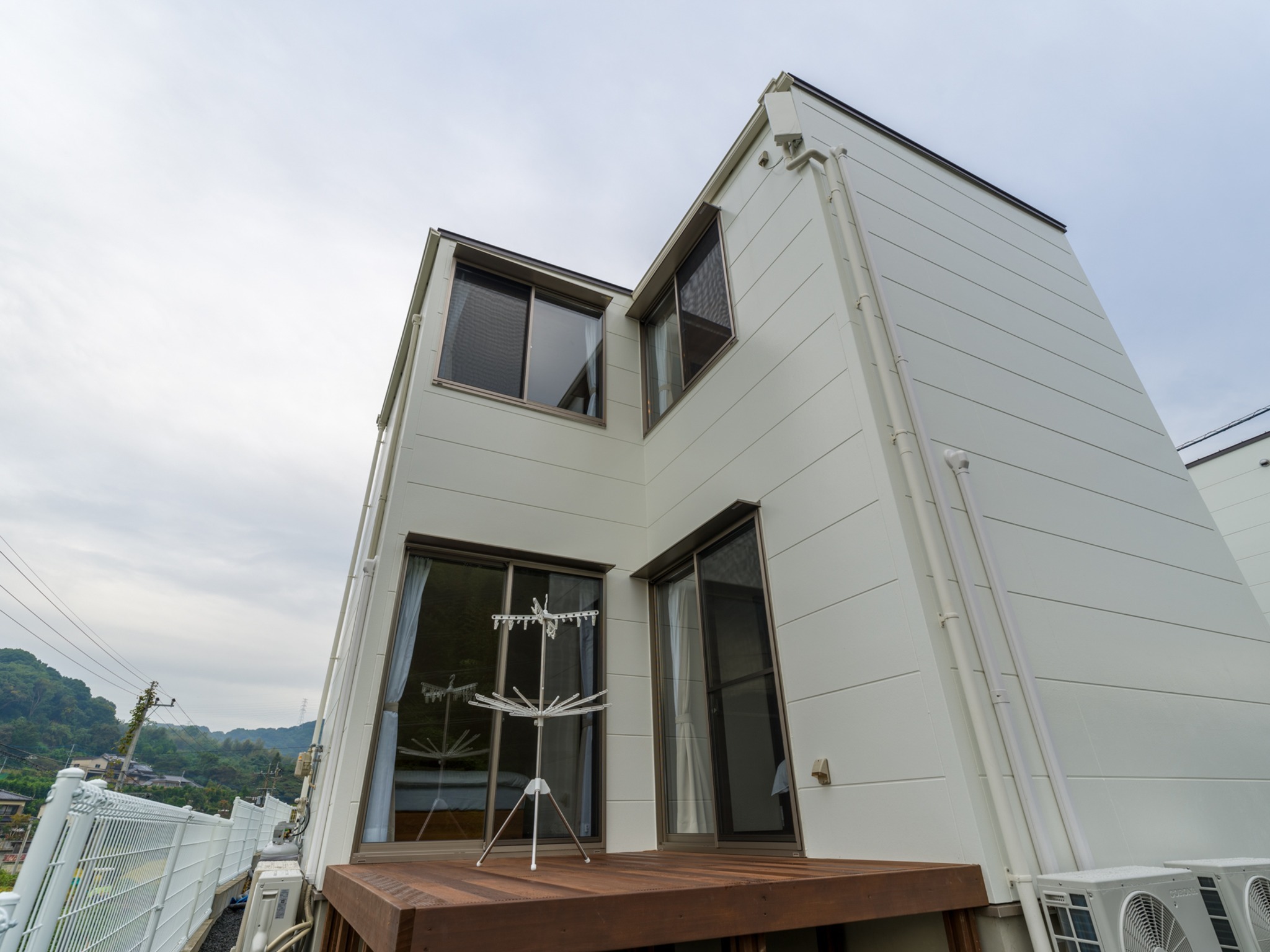 ・【テラス】洗濯物を干せるので、グループ旅行や長期滞在も快適にお過ごしいただけます