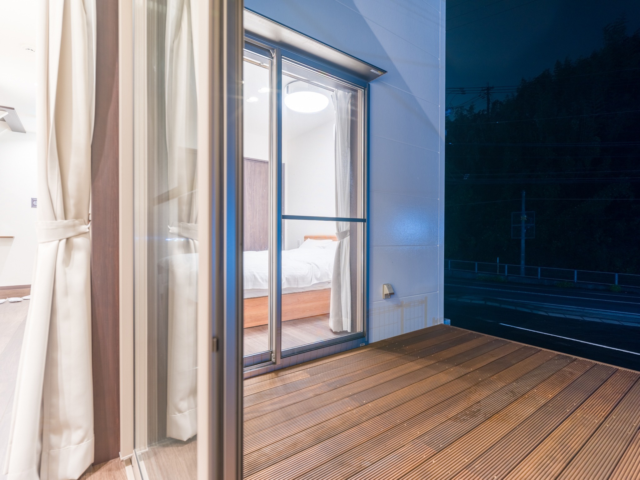 ・【テラス】開放感のあるテラスで心地よい夜風を感じながらゆったりとお寛ぎください