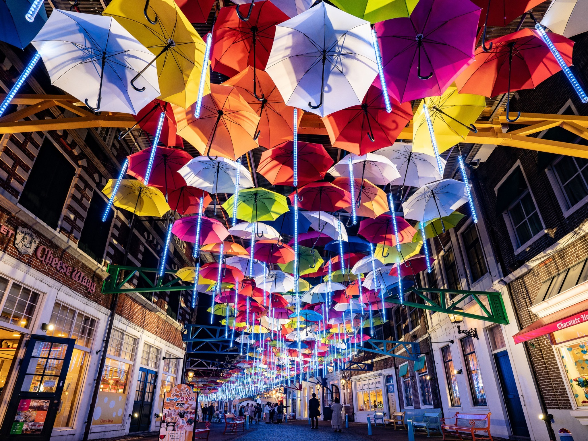 ・【周辺観光】約700本の傘が頭上を彩るハウステンボスのアンブレラストリートは人気スポット