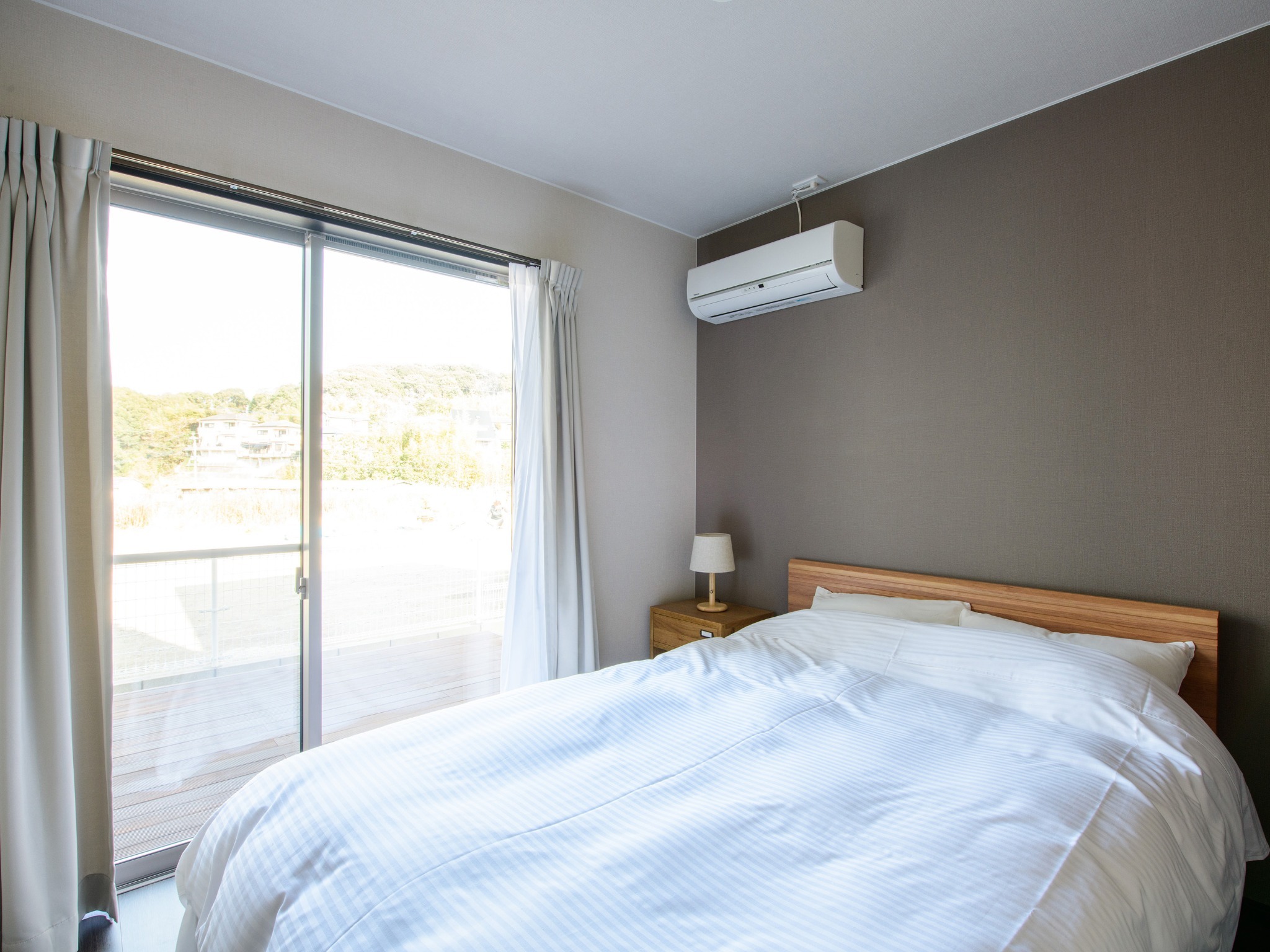 ・【ベッドルーム】ベッドのそばに窓があり、部屋に差し込む明るい陽で気持ちのよい朝をお迎えください