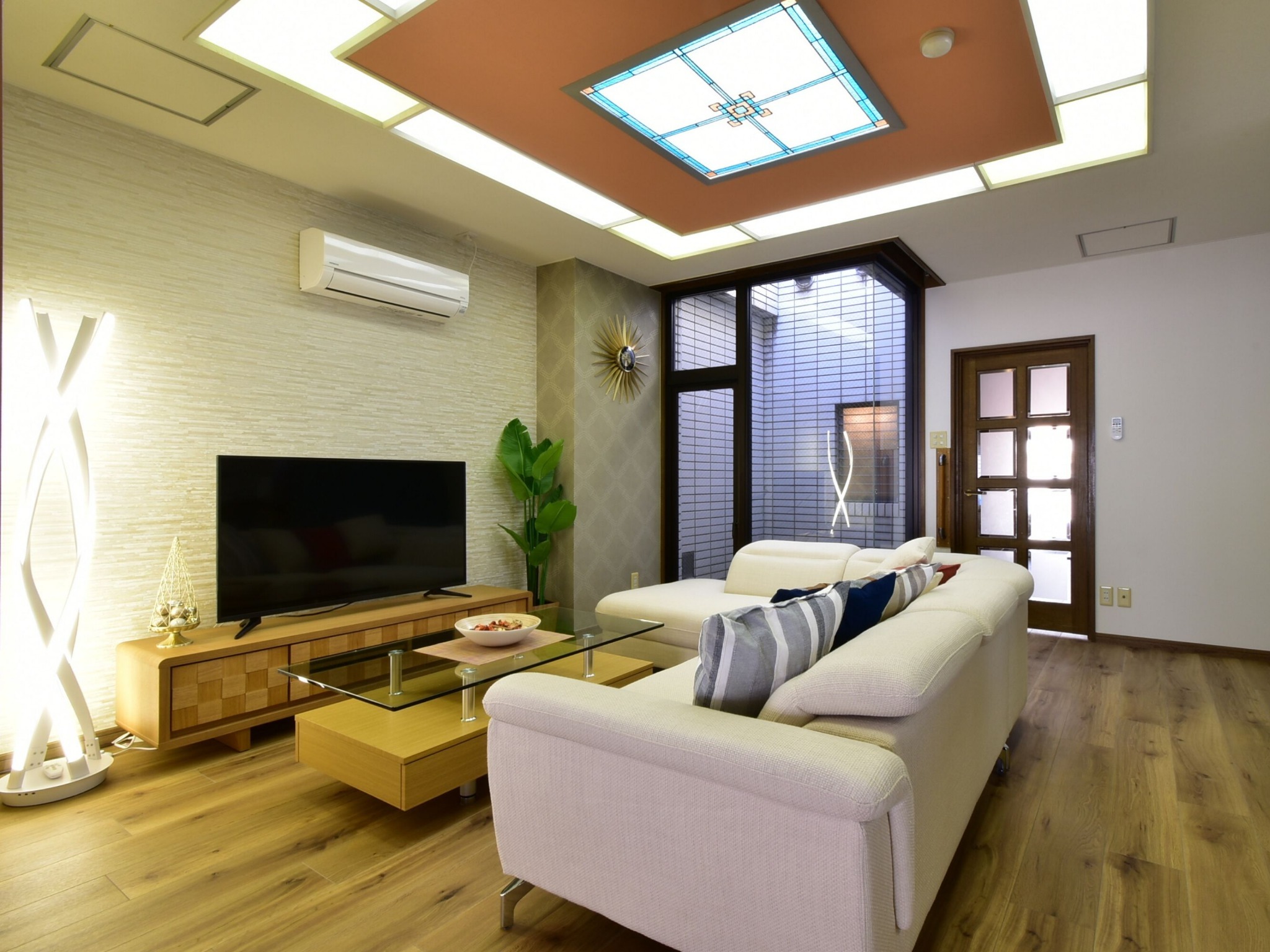 リビングには大き目のソファをご用意しています。