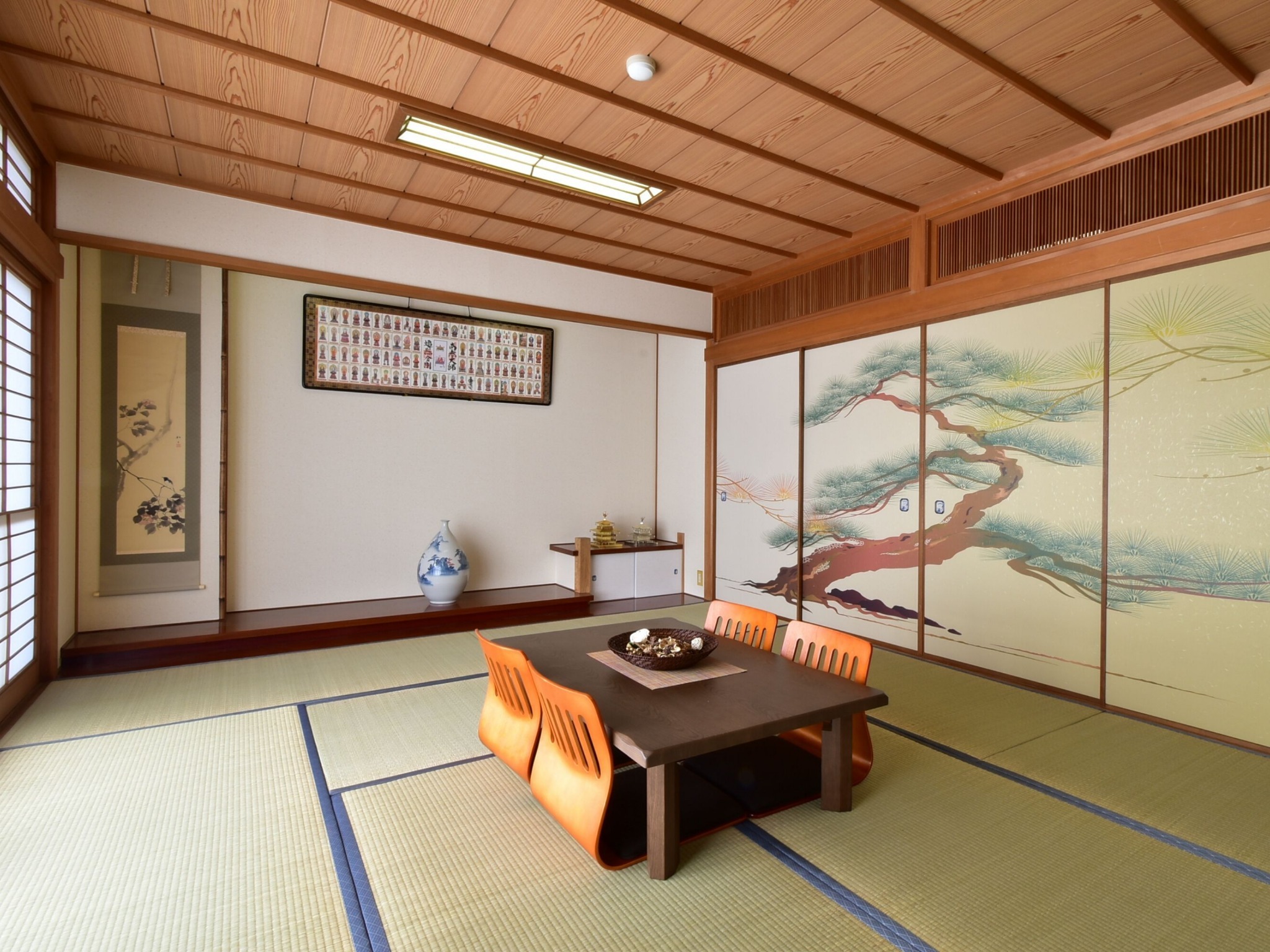 和室にはローテブルをご用意しております。