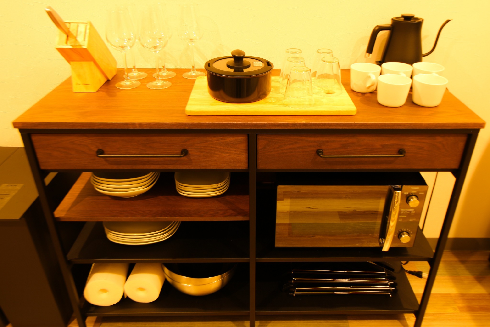 【室内】調理器具:食器、電子レンジ、オーブン、ケトル、まな板etc