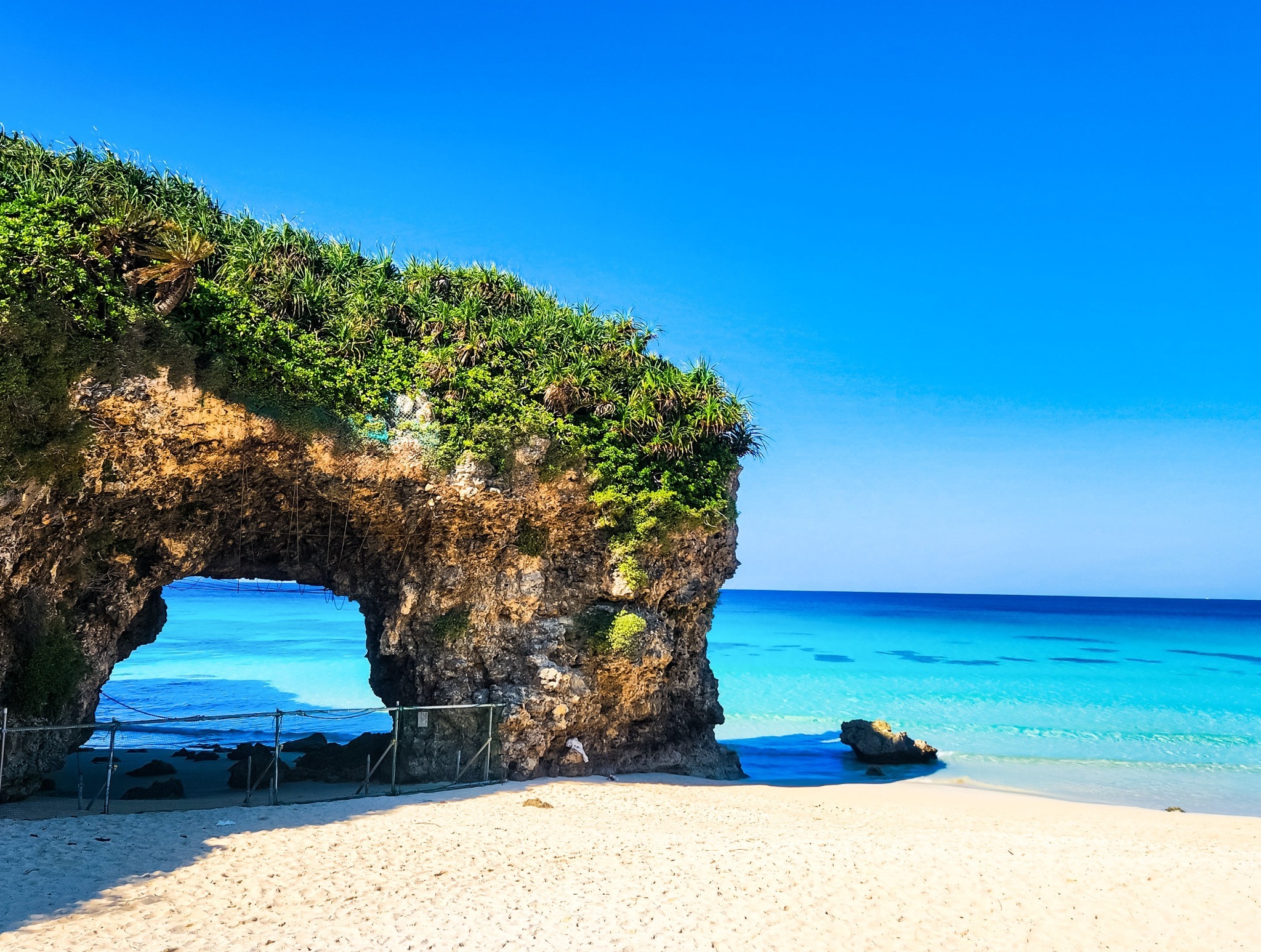 砂山ビーチ(すなやまびーち/車で約25分)