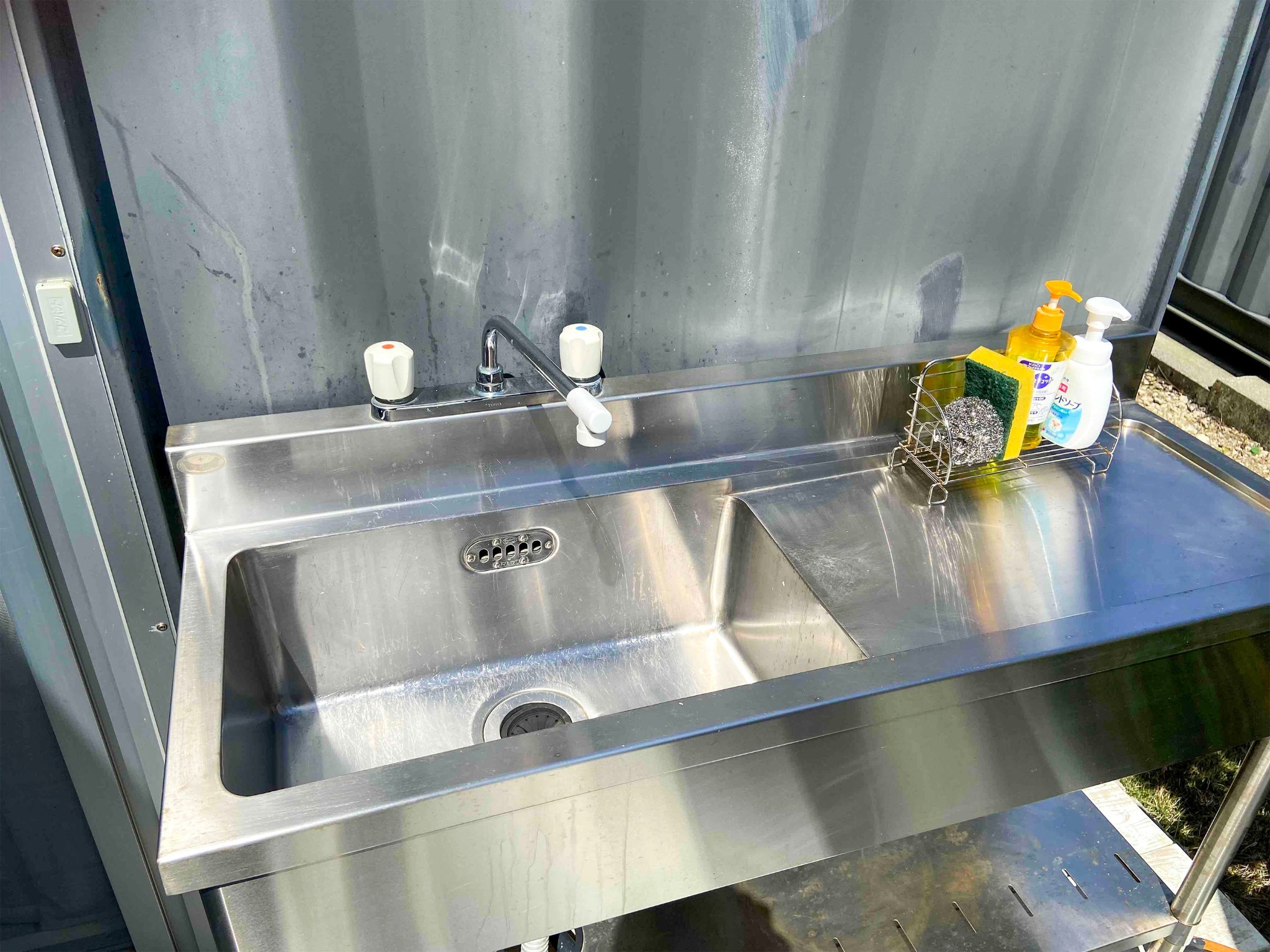 外付けの流し台