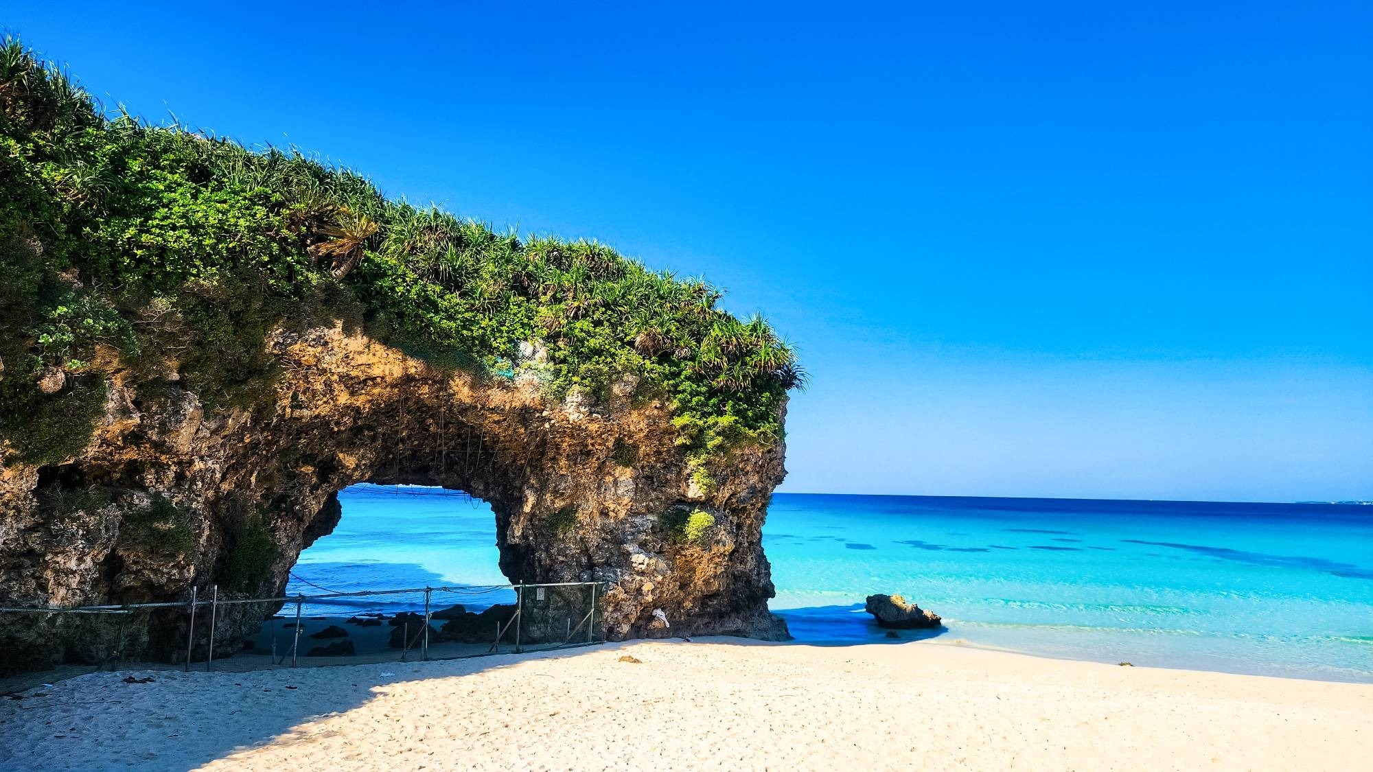 砂山ビーチ(すなやまびーち/車で約25分)